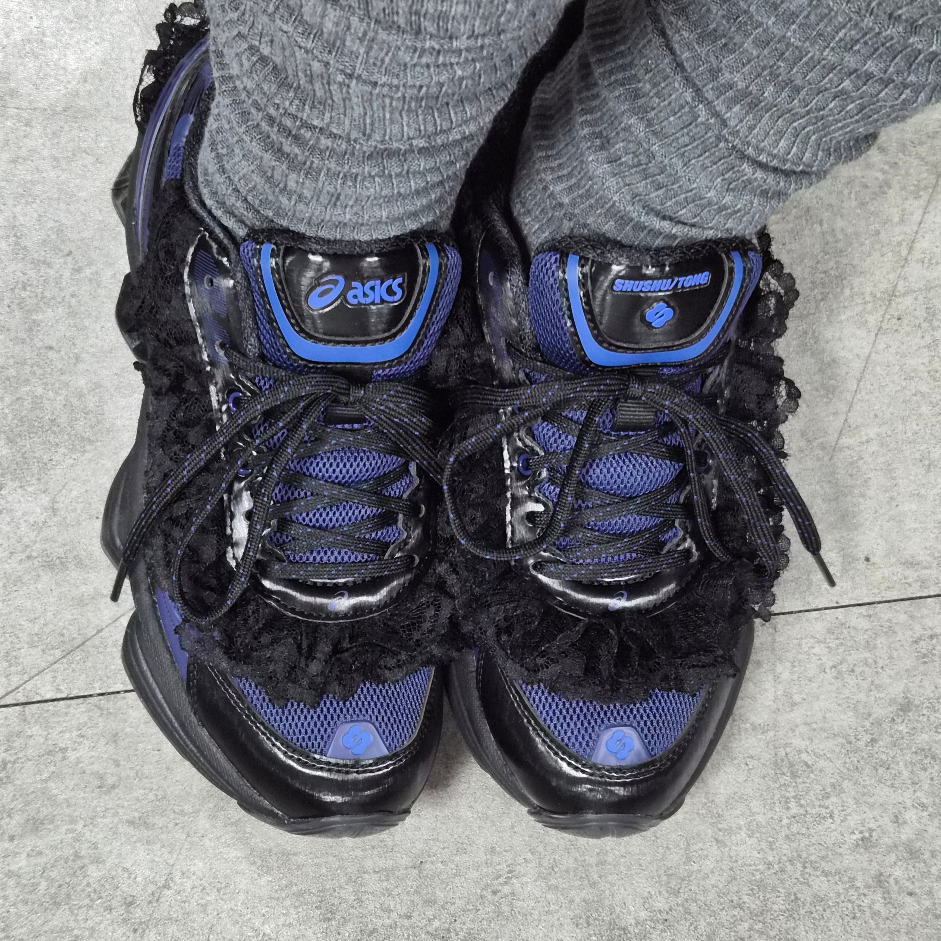 Asics x Shushu Tong Gel-Kinetic Fluent Blue Expanse Monaco Blue, (W) Miseki Seoul Shirring Knee Socks Charcoal 착용 스타일 - 1