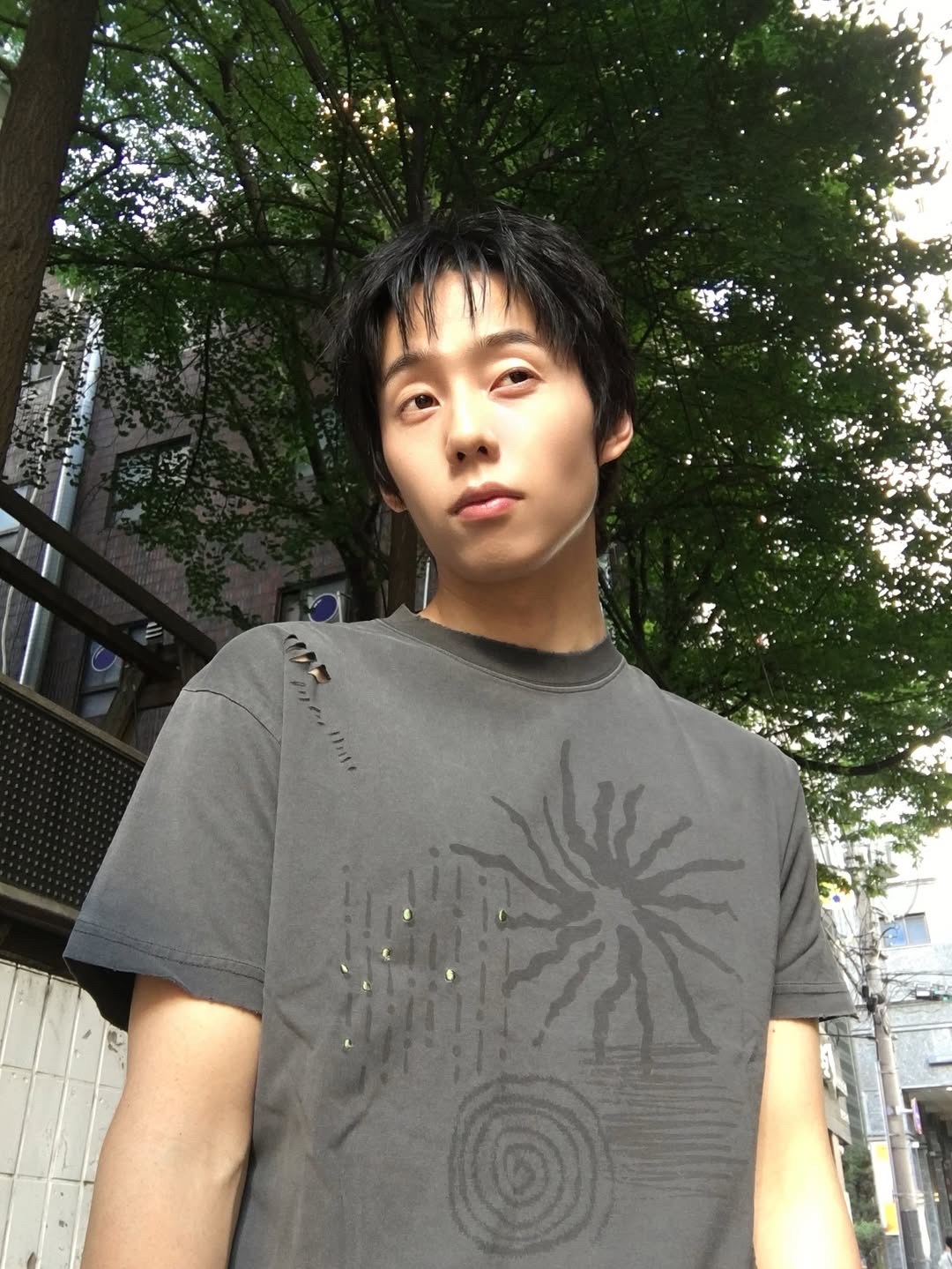 MAINBOOTH Signal T-shirt Charcoal 착용 스타일 - 3