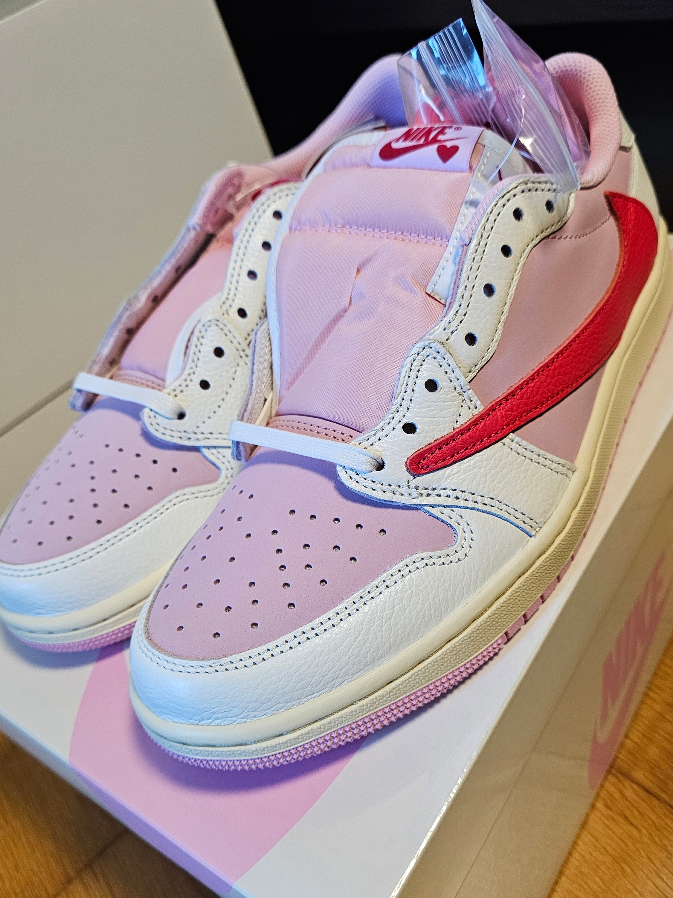 Jordan 1 x Travis Scott Retro Low OG SP Sail Tropical Pink 착용 스타일