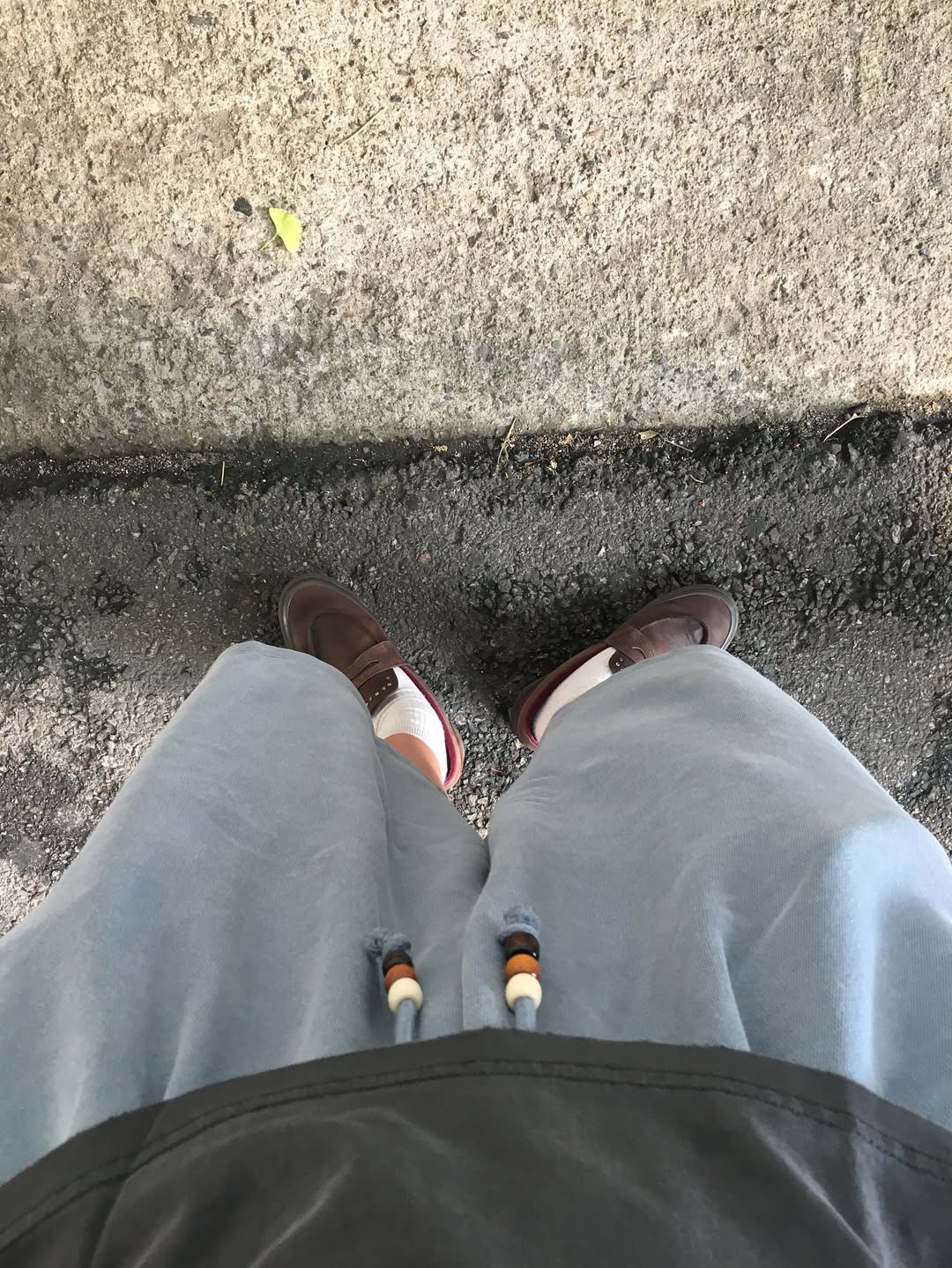 MAINBOOTH Haze Sweat Shorts Ash Blue 착용 스타일 - 4