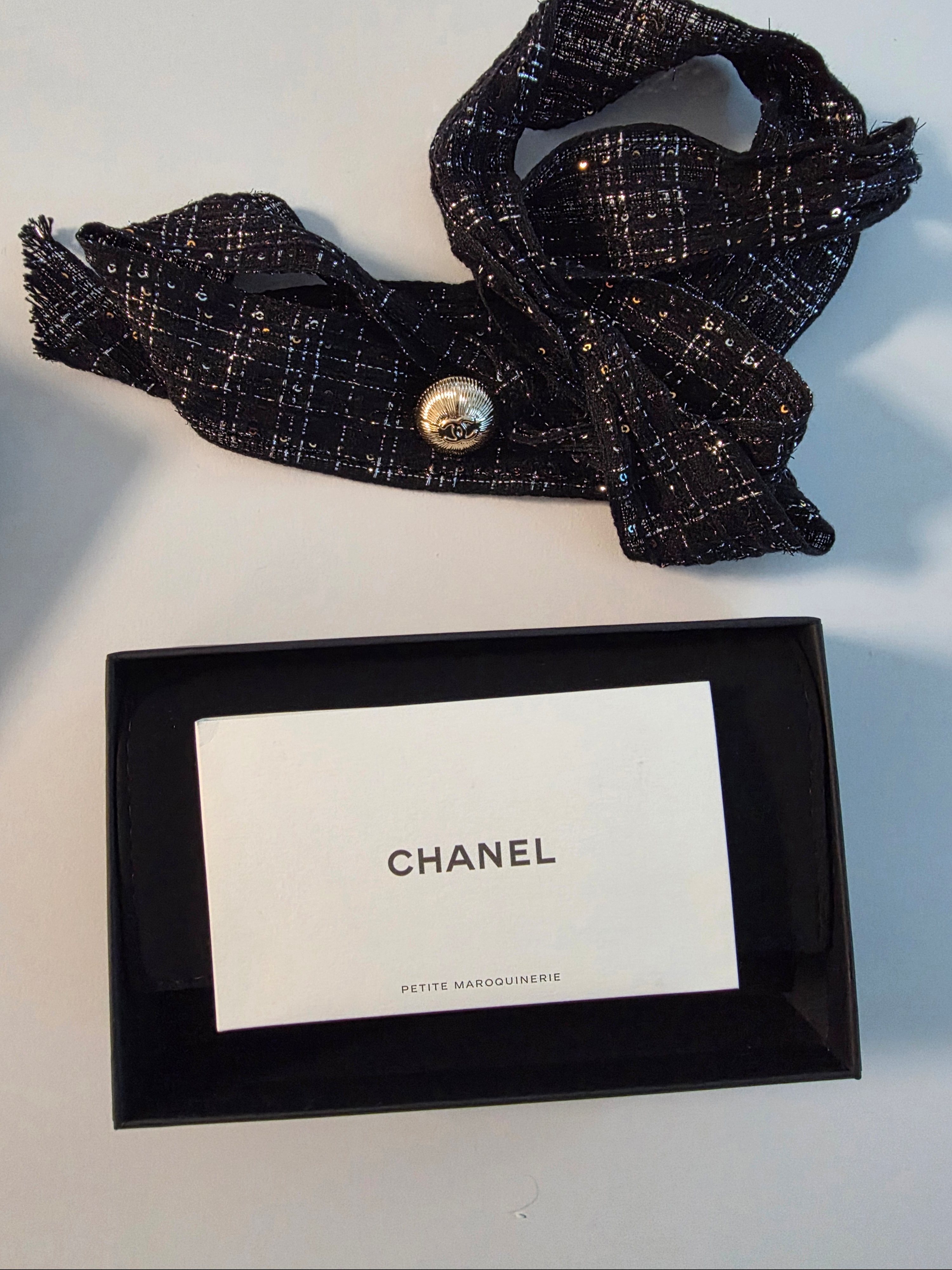 Chanel Classic Card Holder Grained Calfskin & Gold Black 착용 스타일 - 1