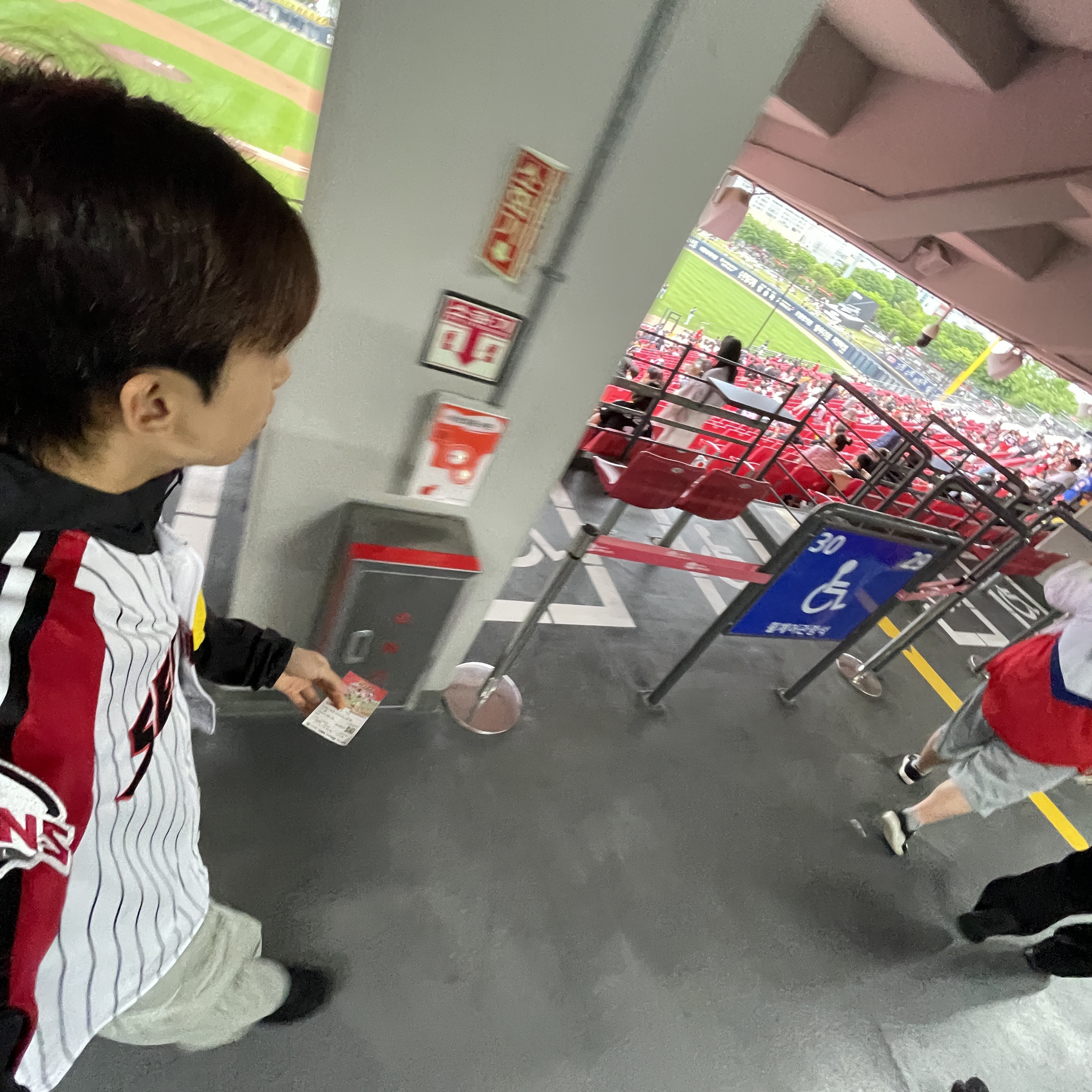 LG Twins x Prospecs 2025 Authentic Seoul Uniform Red (Non Marking Ver.) 착용 스타일 - 2