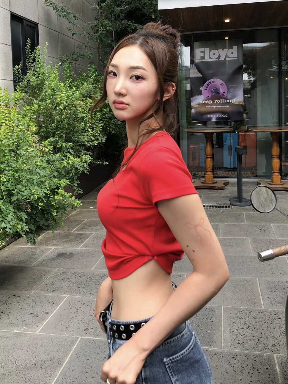 PHOS333 W Slim Fit Slit T-Shirt Red 착용 스타일 - 2