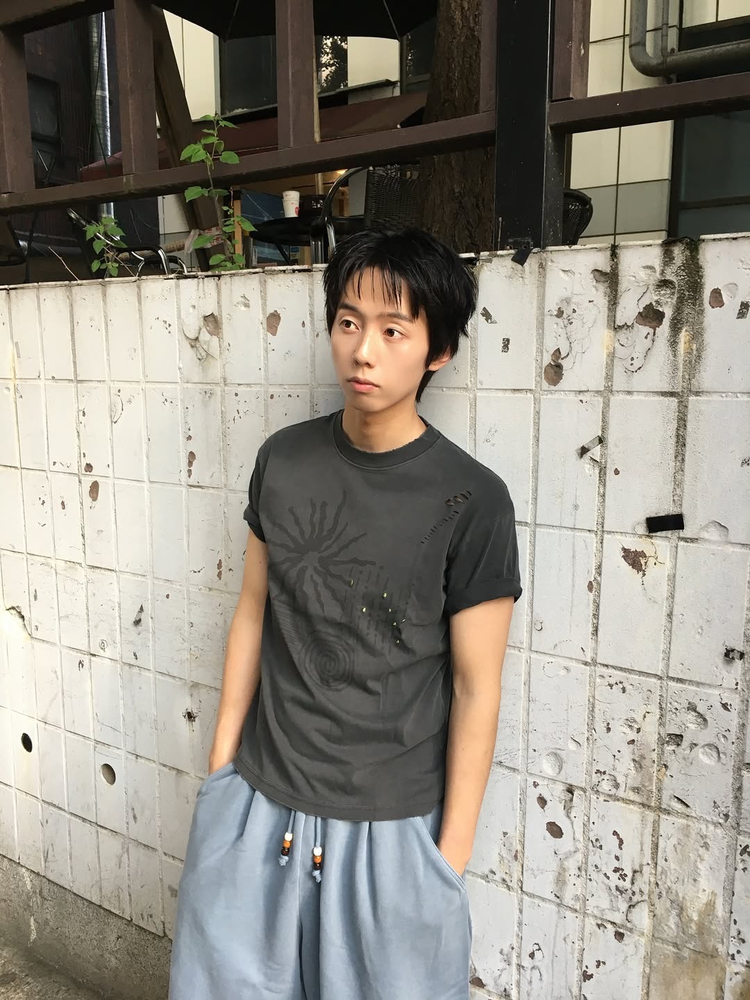 MAINBOOTH Signal T-shirt Charcoal 착용 스타일 - 1