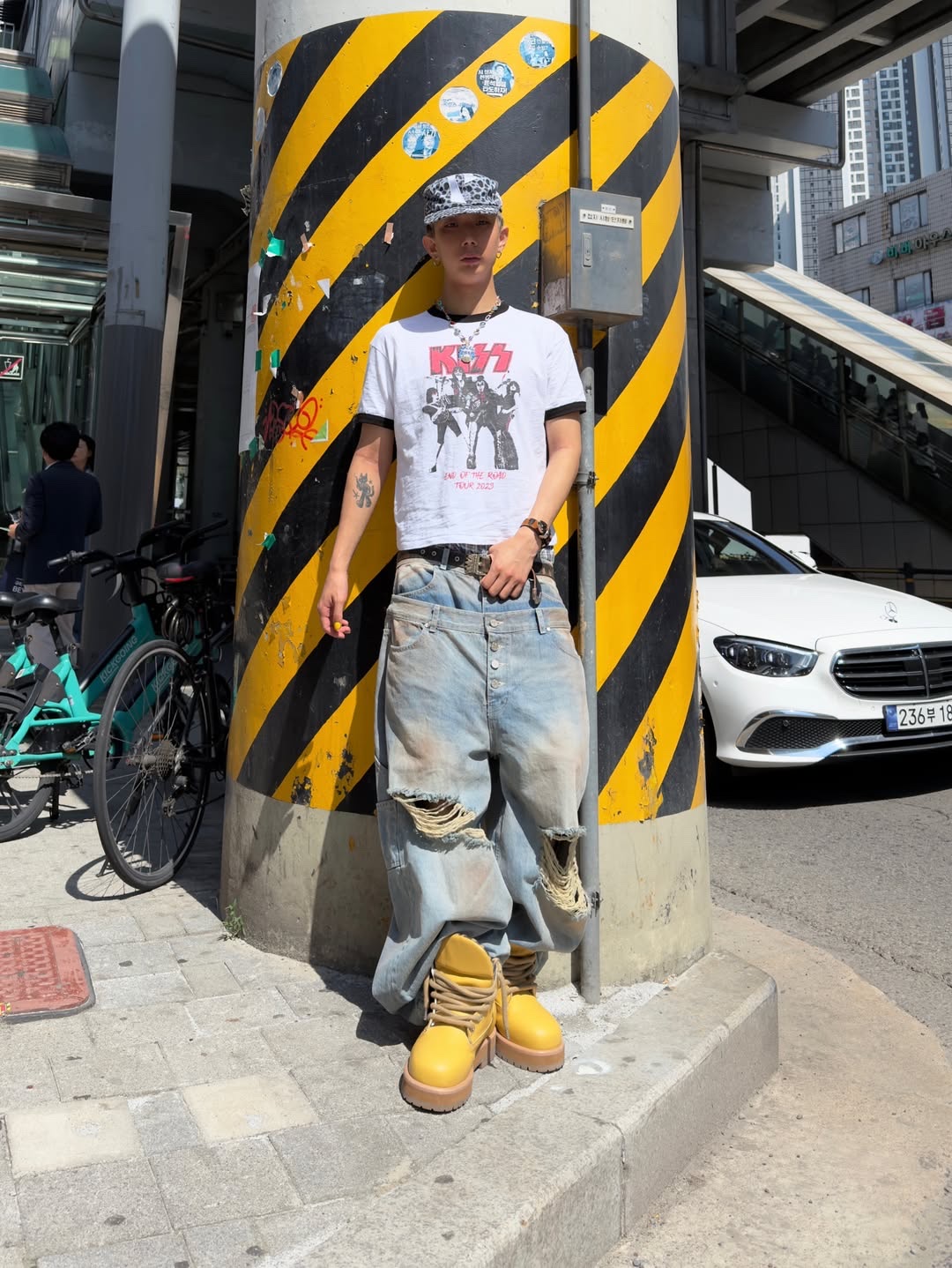 MAINBOOTH X KISS End of the Road T-shirt White 착용 스타일 - 1