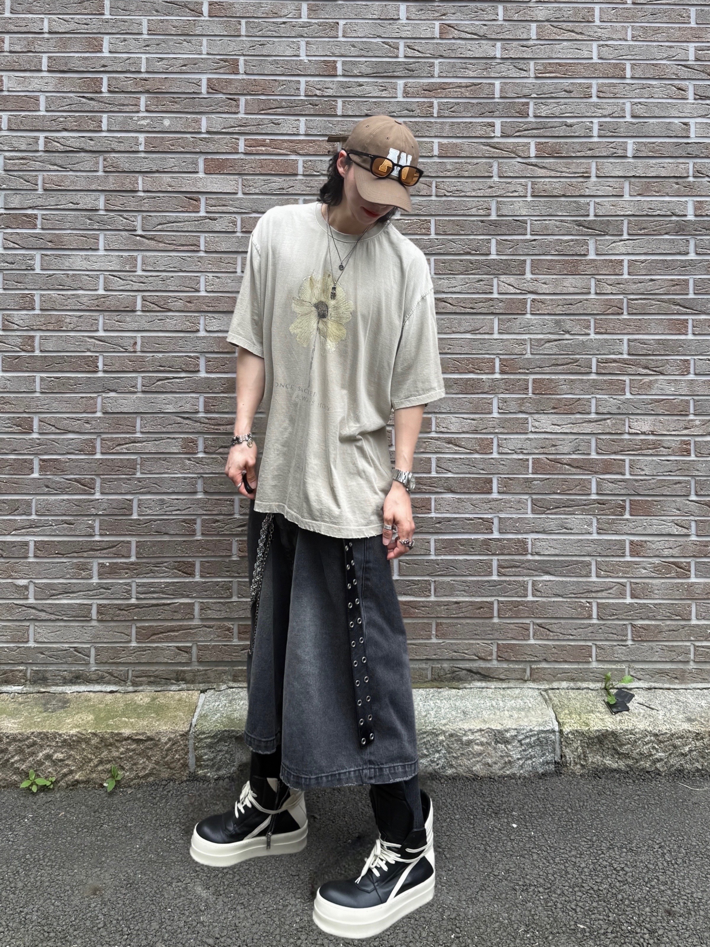 Rick Owens Hollywood Mega Bumper Geobasket in Full Grain Calf Leather Black Milk, Rick Owens Mega Bumper Geobasket Black Milk 착용 스타일 - 5