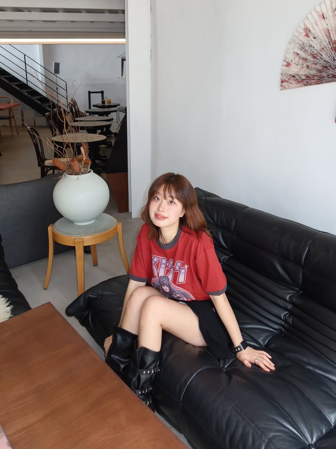 MAINBOOTH X KISS USA Logo T-shirt Red 착용 스타일 - 3