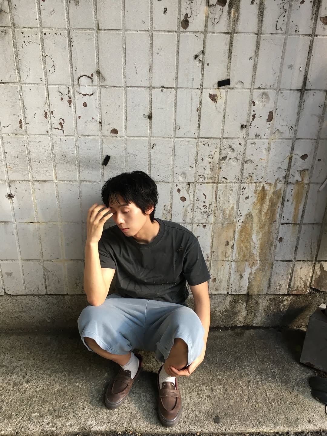 MAINBOOTH Signal T-shirt Charcoal 착용 스타일 - 2