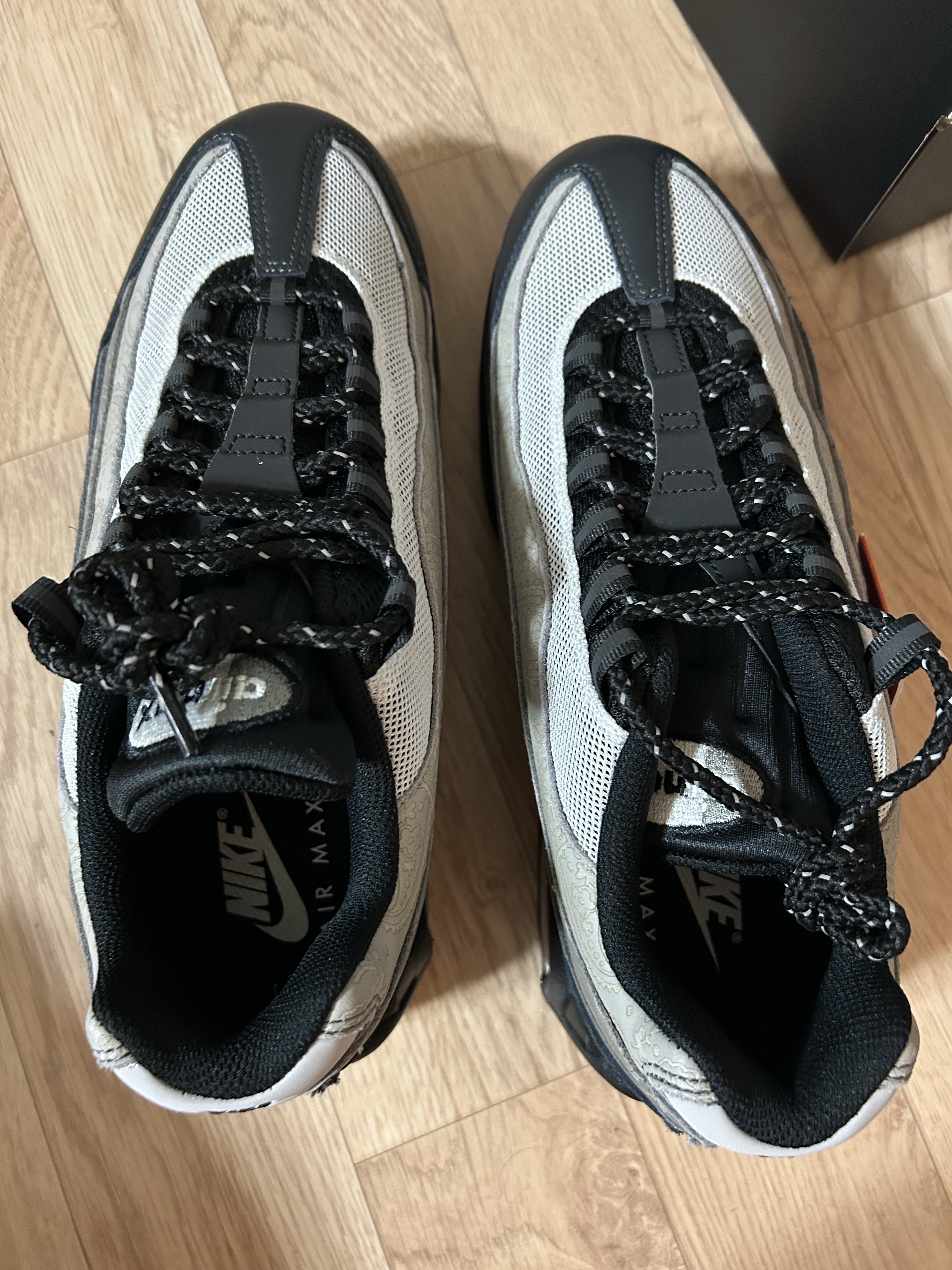 Nike Air Max 95 Big Bubble Pearl Grey and Light Charcoal 착용 스타일