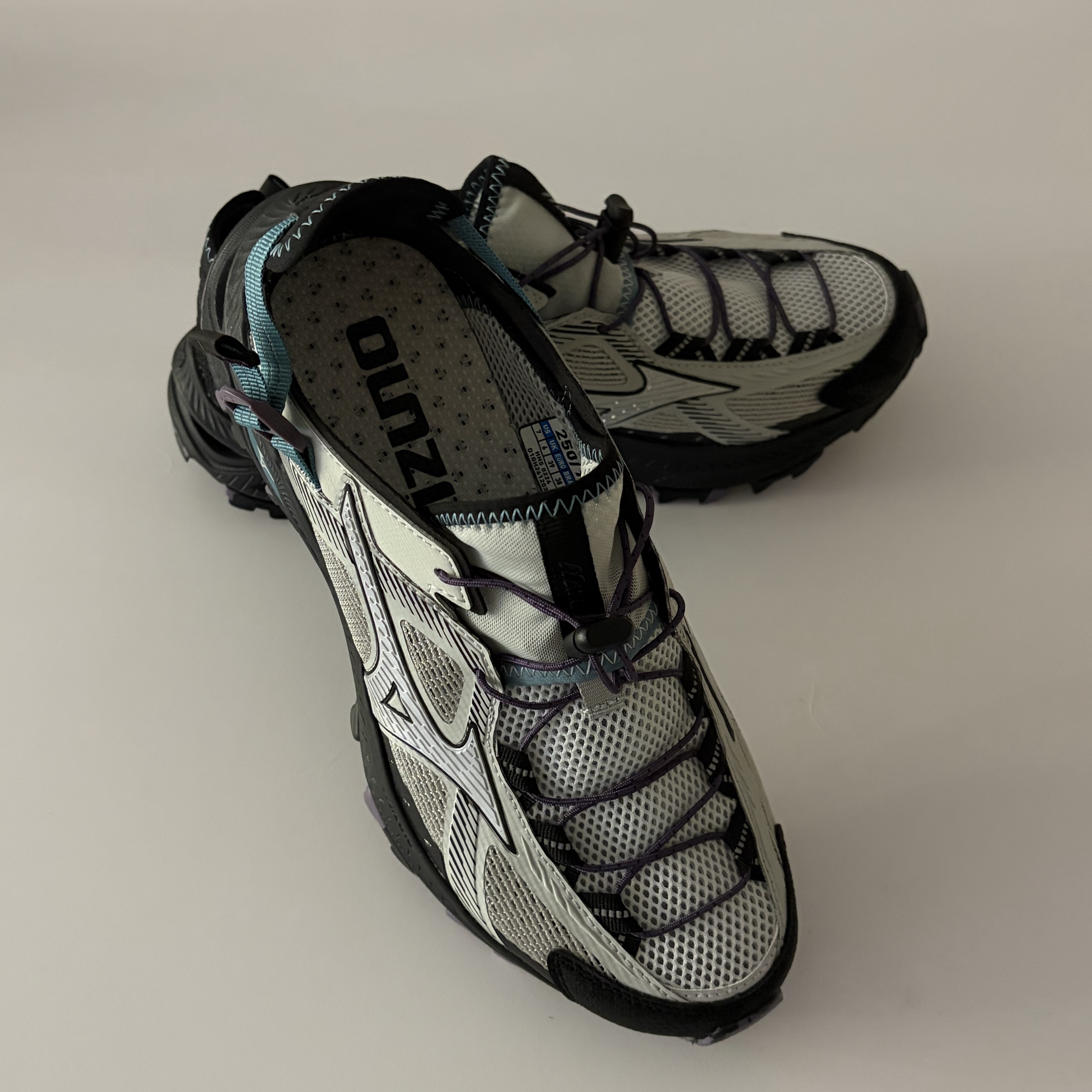 Mizuno Racer Trail SE V2 Gorpcore Silver Black 착용 스타일