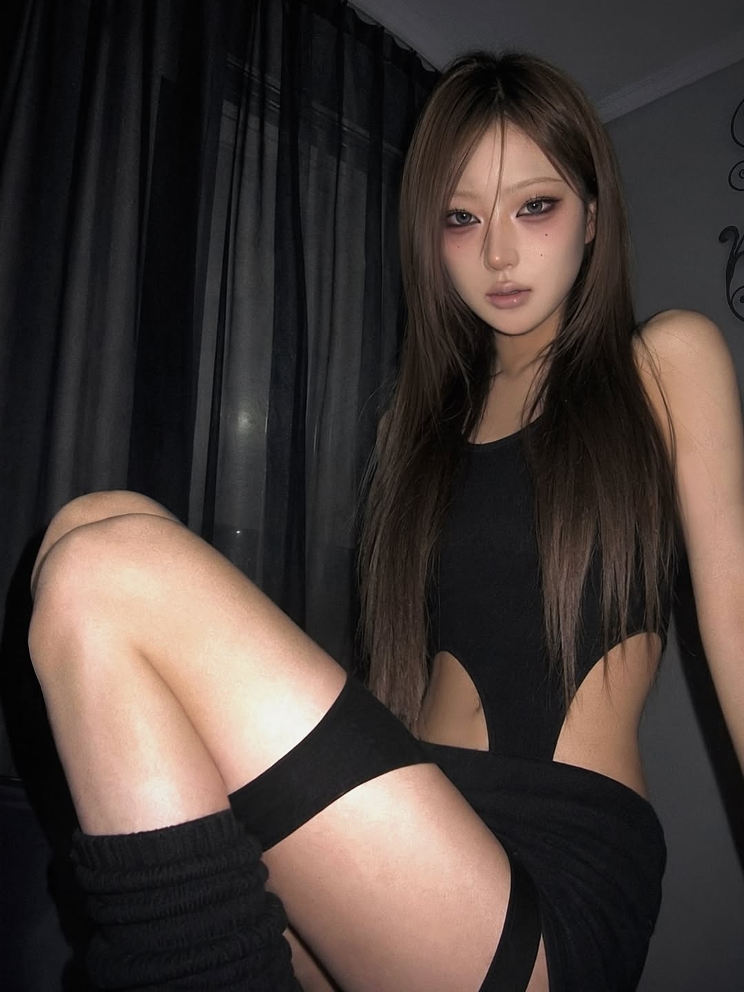 VOONT Cut Out Garter Sleeveless (BLACK) 착용 스타일 - 1