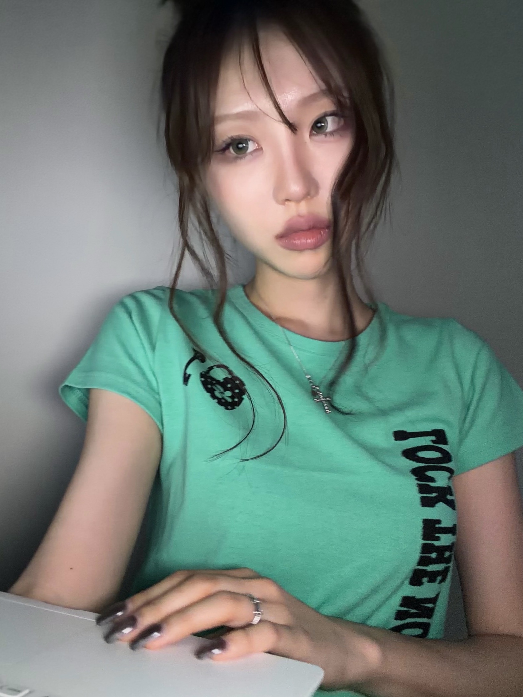 SLEEKGLOW Unlock Semi Crop T-Shirt Mint 착용 스타일 - 1