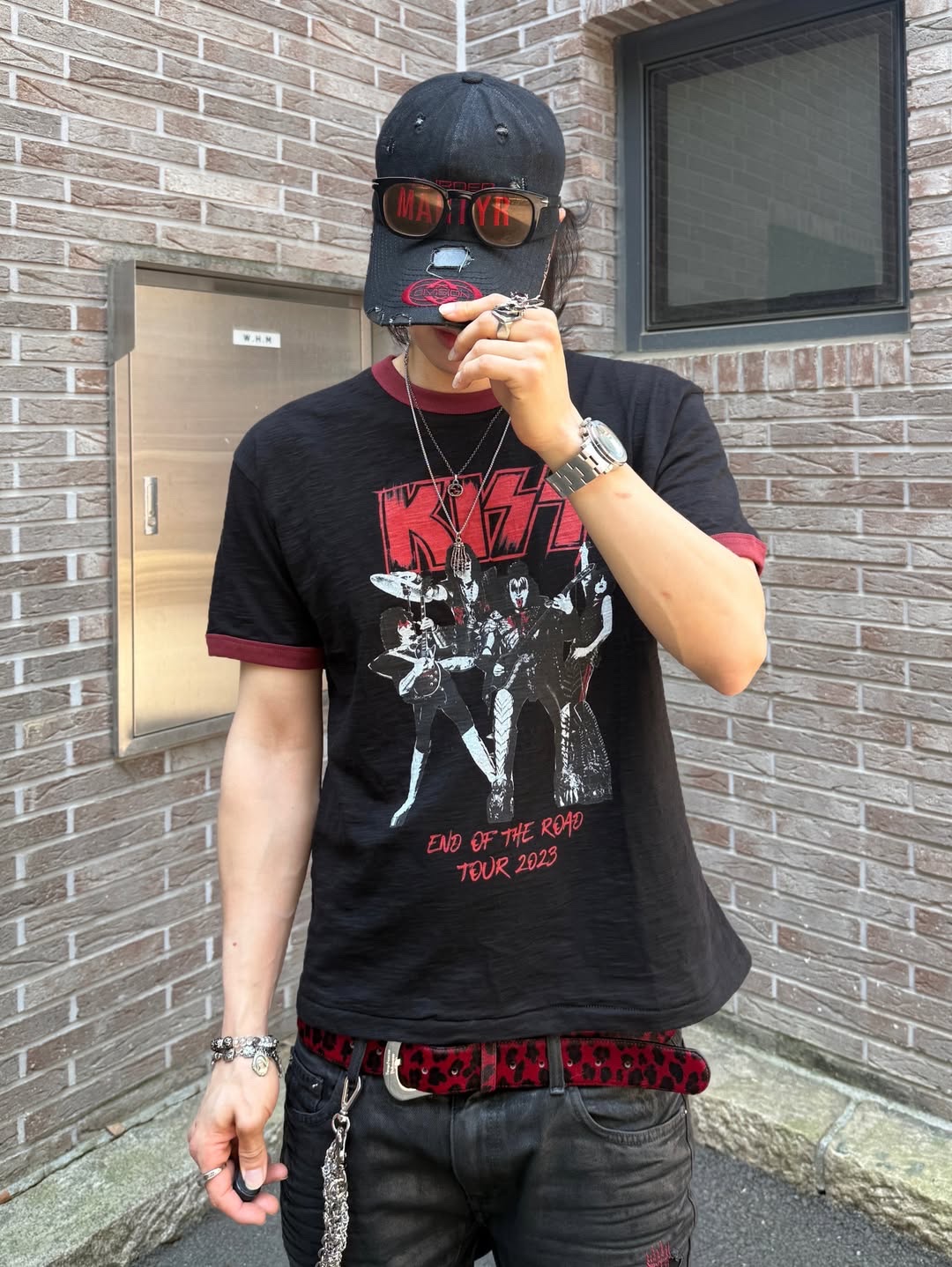 MAINBOOTH X KISS End of the Road T-shirt Black 착용 스타일 - 4
