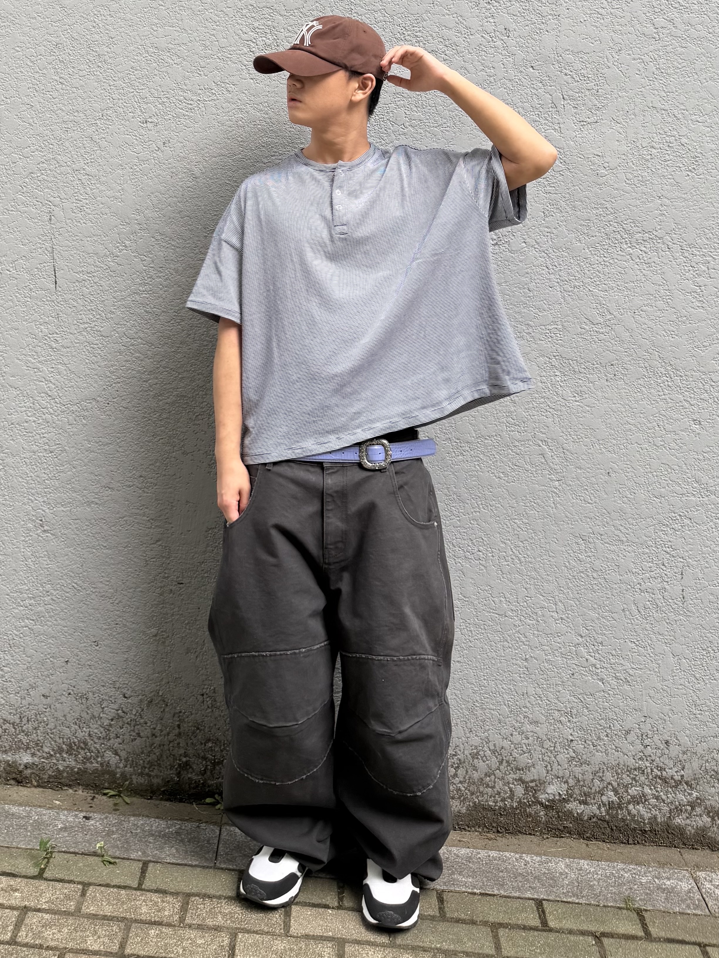 MJD Canvas 3D Knee Pants Charcoal, MJD Striped Henry-Neck T-Shirt Black 착용 스타일 - 7