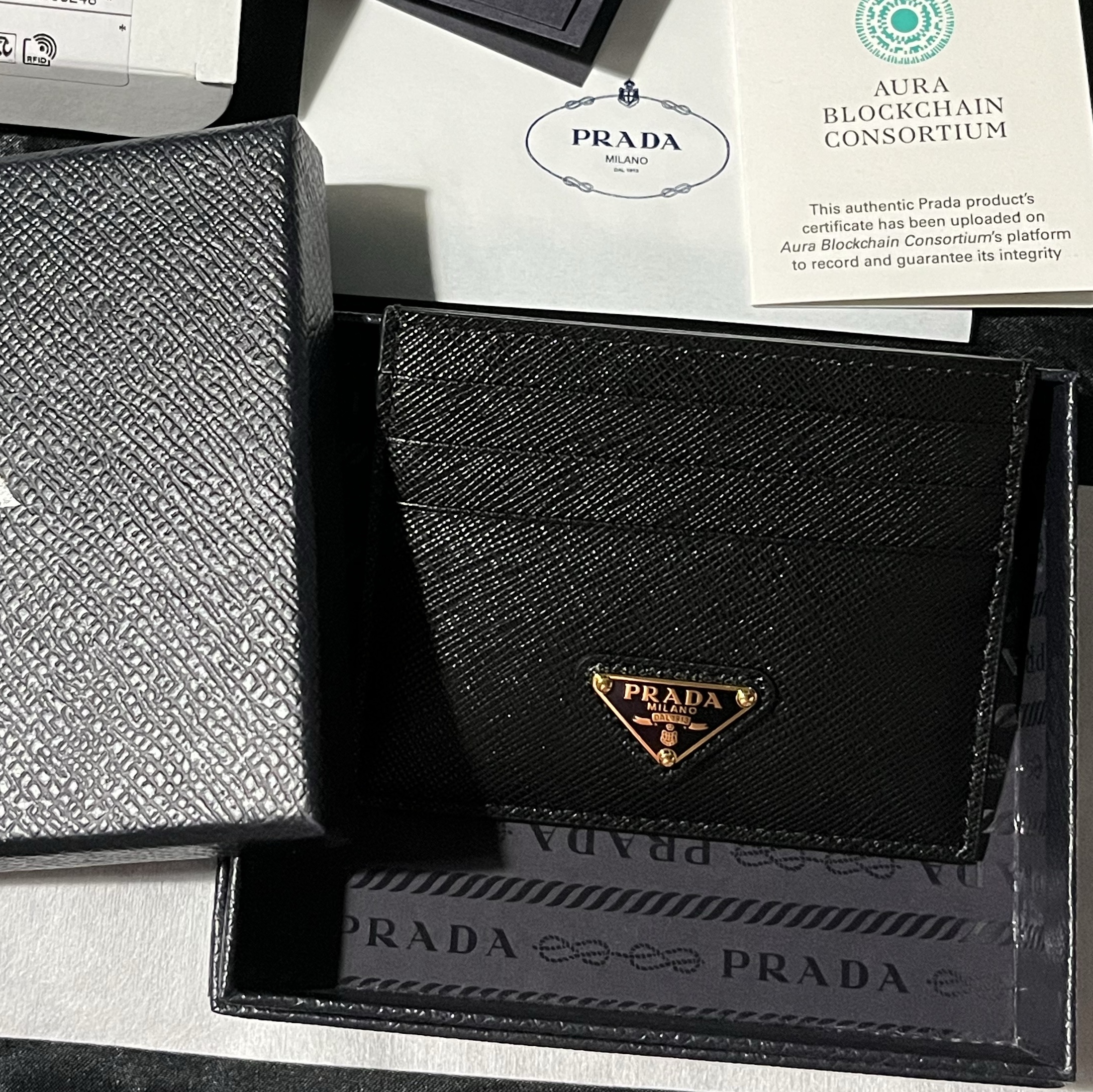 Prada Saffiano Leather Triangle Logo Card Holder Black Gold 착용 스타일 - 2