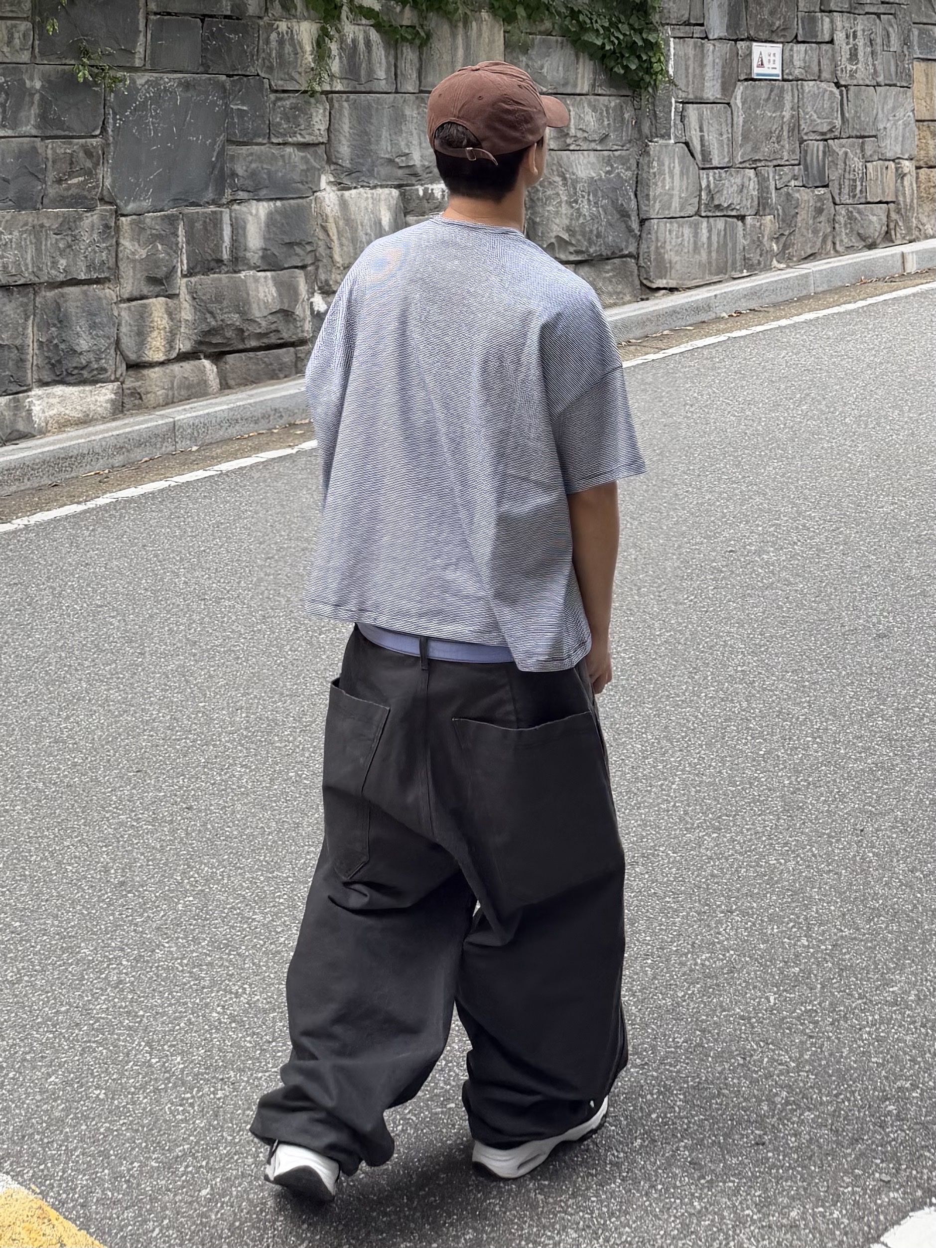 MJD Canvas 3D Knee Pants Charcoal, MJD Striped Henry-Neck T-Shirt Black 착용 스타일 - 5