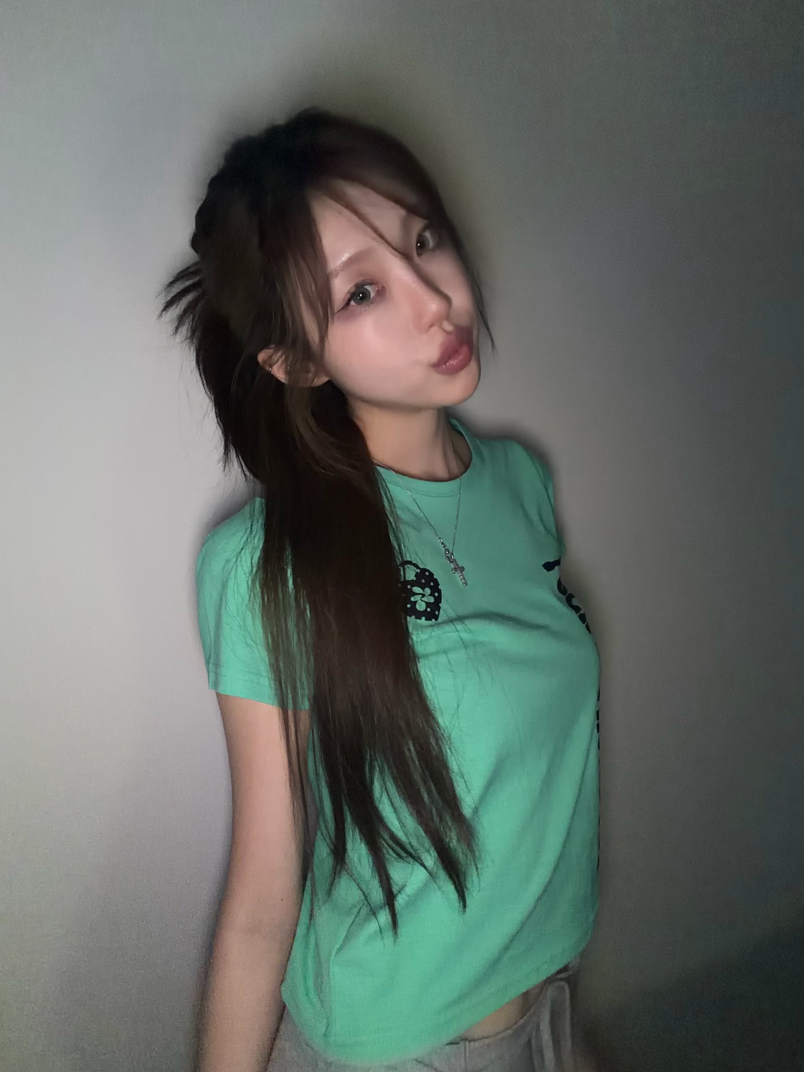 SLEEKGLOW Unlock Semi Crop T-Shirt Mint 착용 스타일 - 3