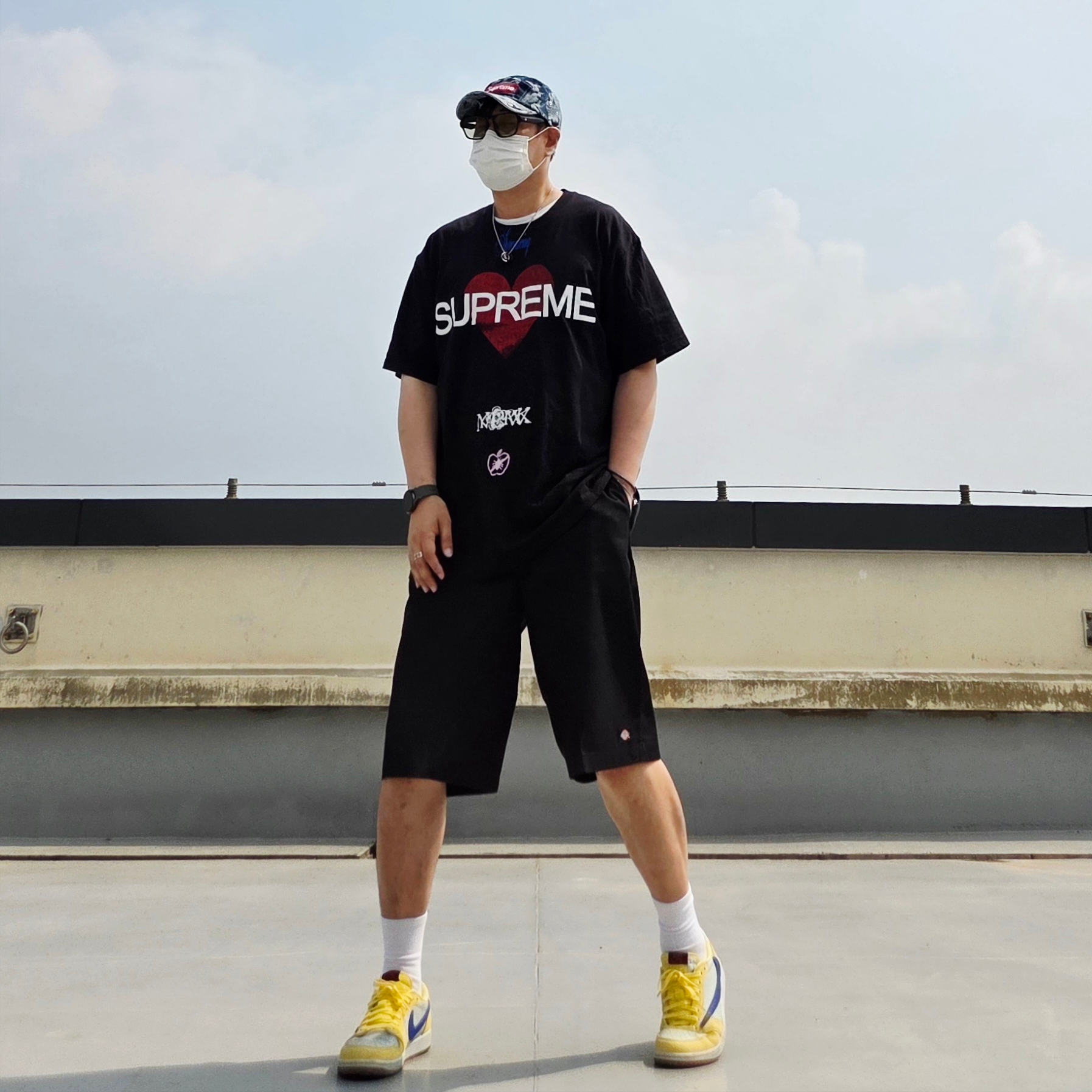 (W) Jordan 1 x Travis Scott Retro Low OG SP Canary, Supreme Announcing T-Shirt Black - 25SS 착용 스타일 - 3