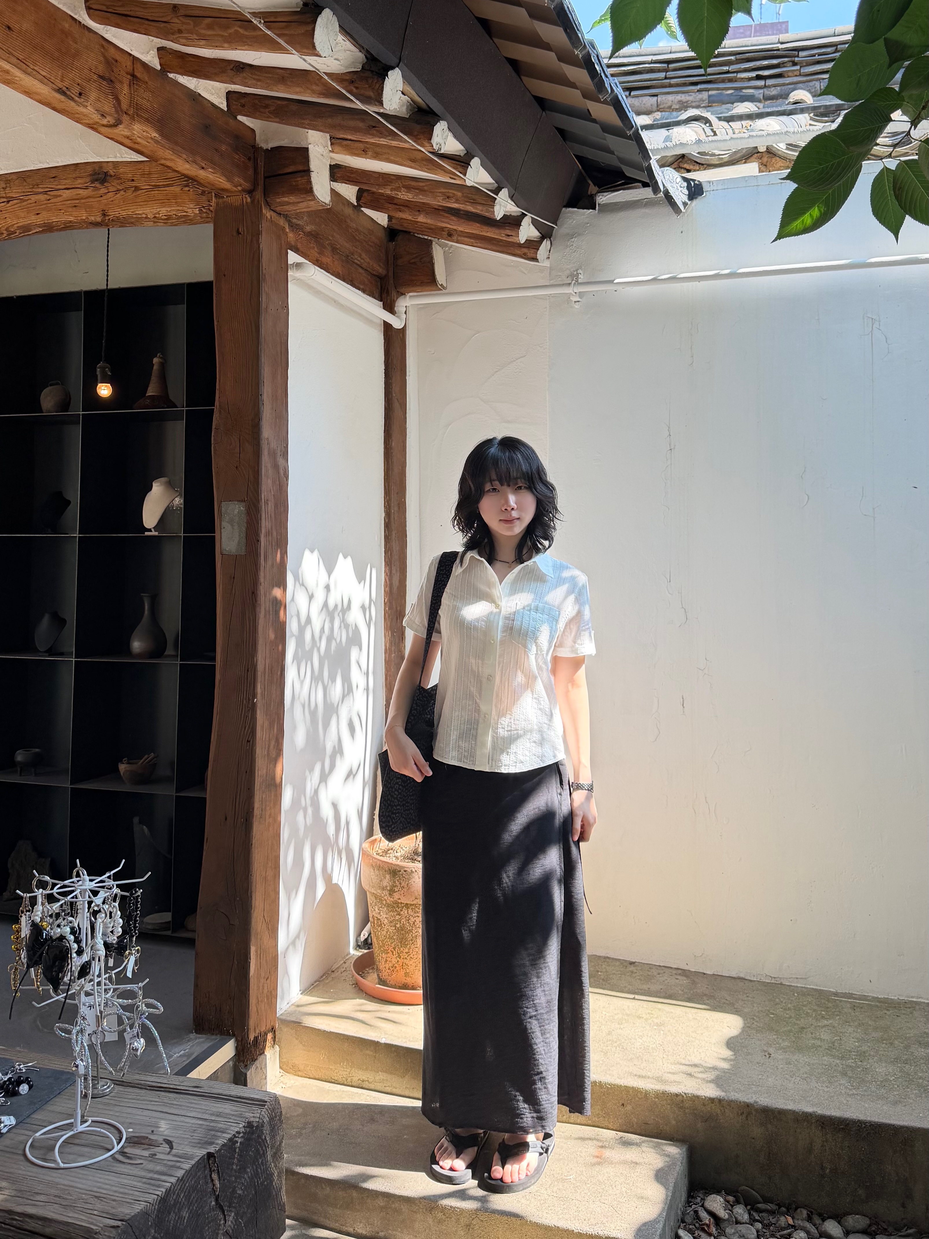 SATUR W Roll Up Half Shirt Cream 착용 스타일 - 2