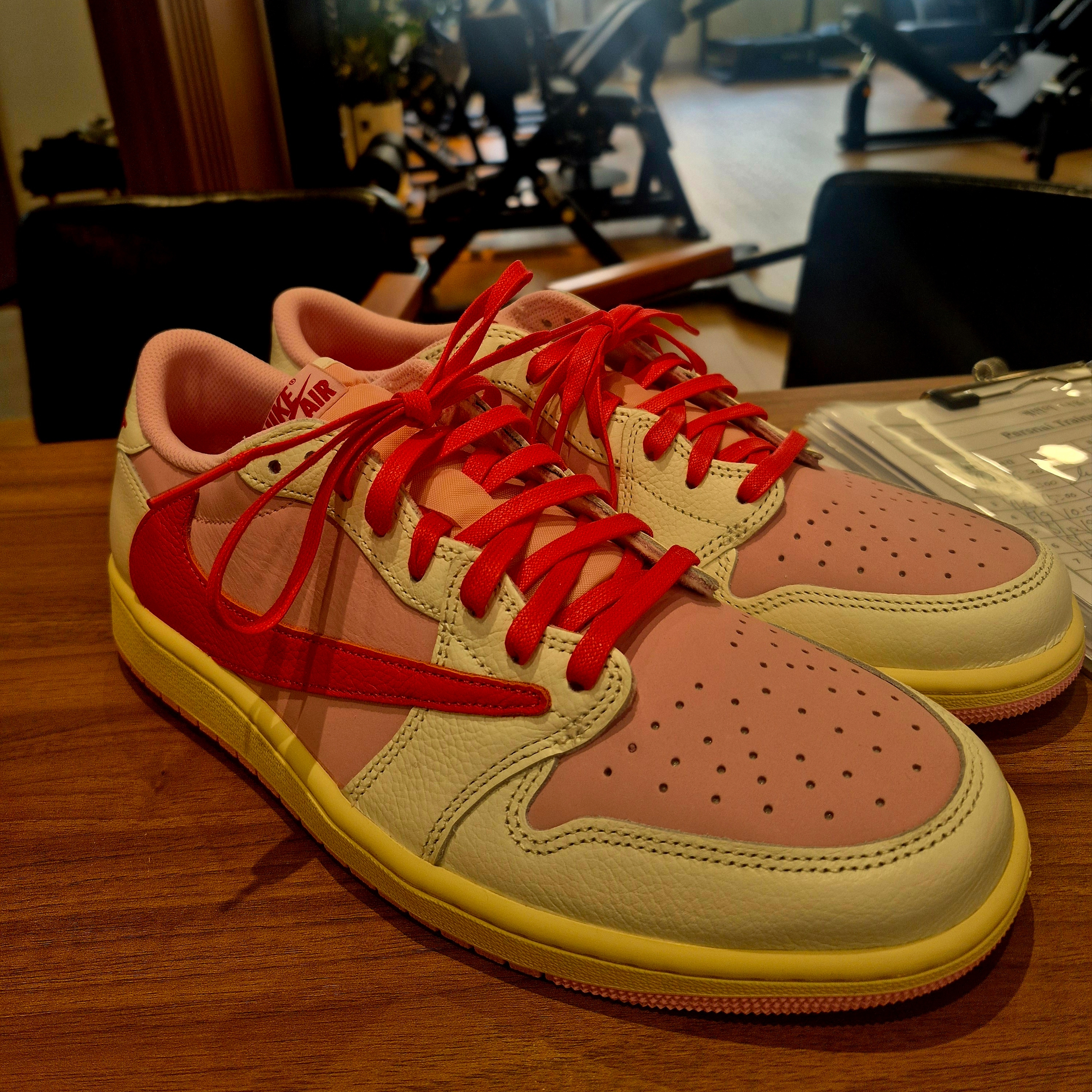 Jordan 1 x Travis Scott Retro Low OG SP Sail Tropical Pink 착용 스타일 - 2