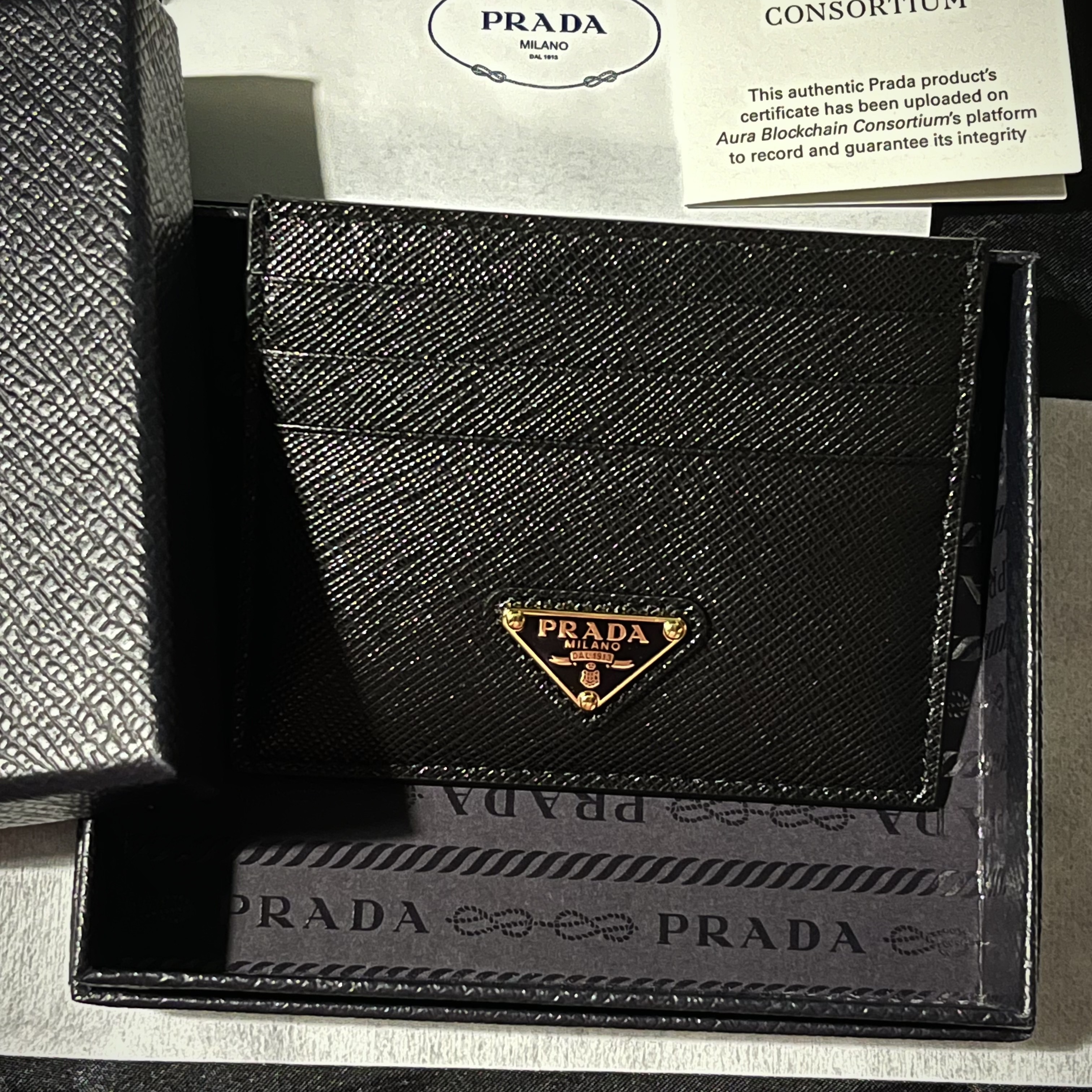 Prada Saffiano Leather Triangle Logo Card Holder Black Gold 착용 스타일 - 3
