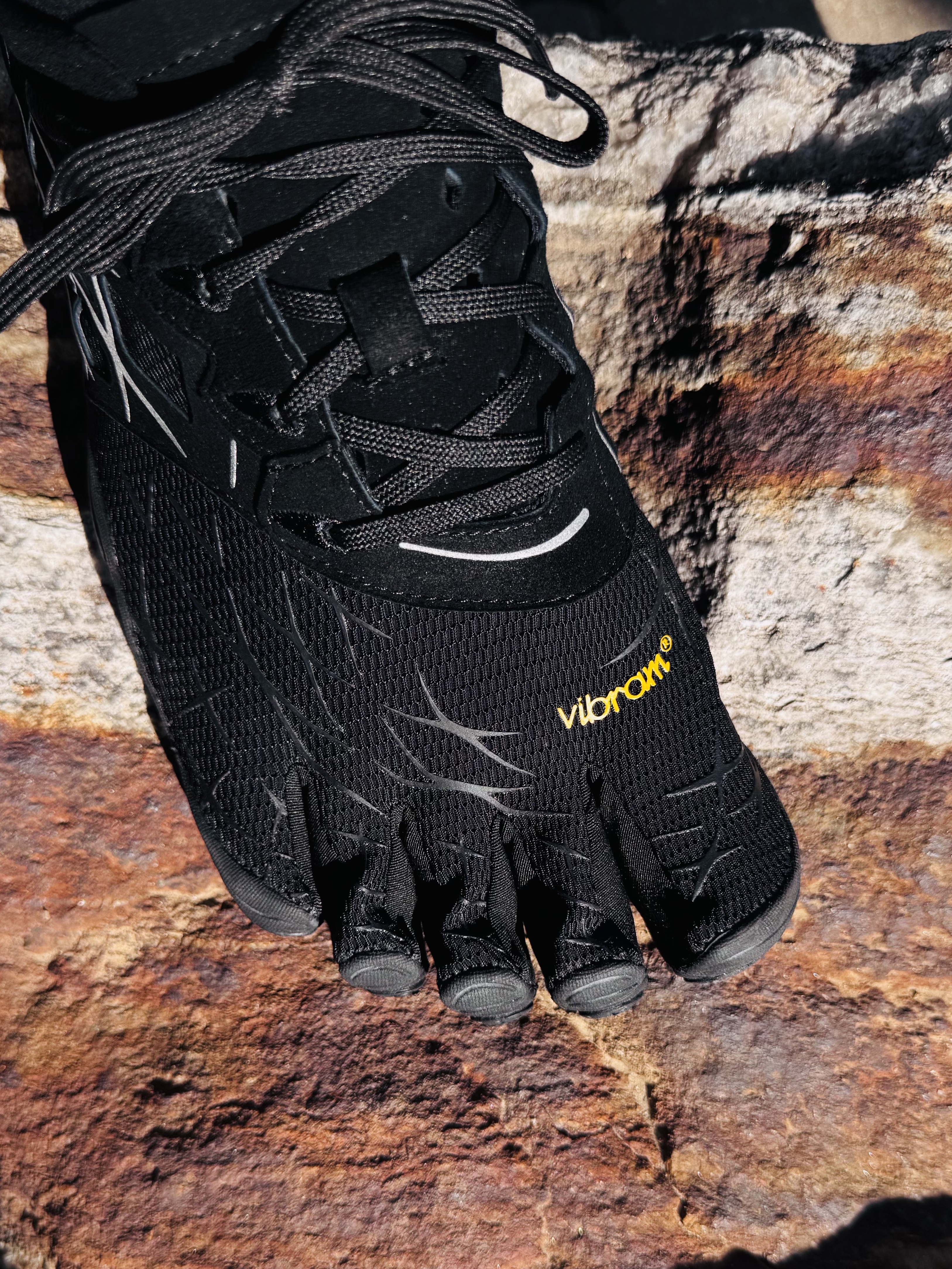 Vibram Fivefingers Seeya LS Evo Black Reflective - 26SS, Balenciaga Swift Oval Sunglasses Black 착용 스타일 - 4
