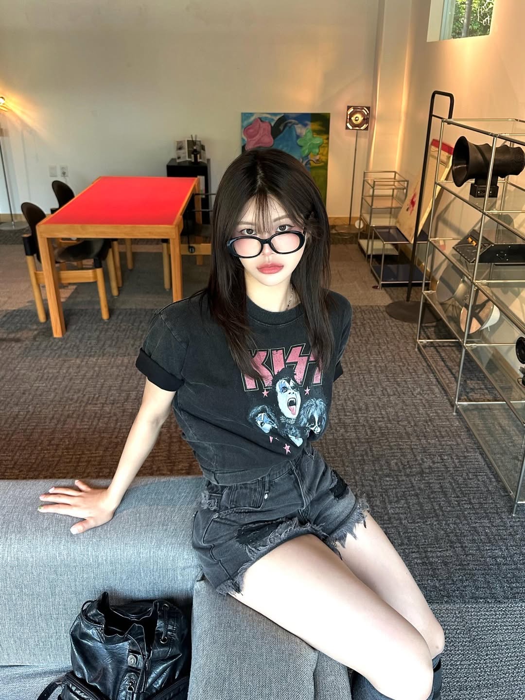 MAINBOOTH X KISS Shooting Star T-shirt Charcoal 착용 스타일 - 1
