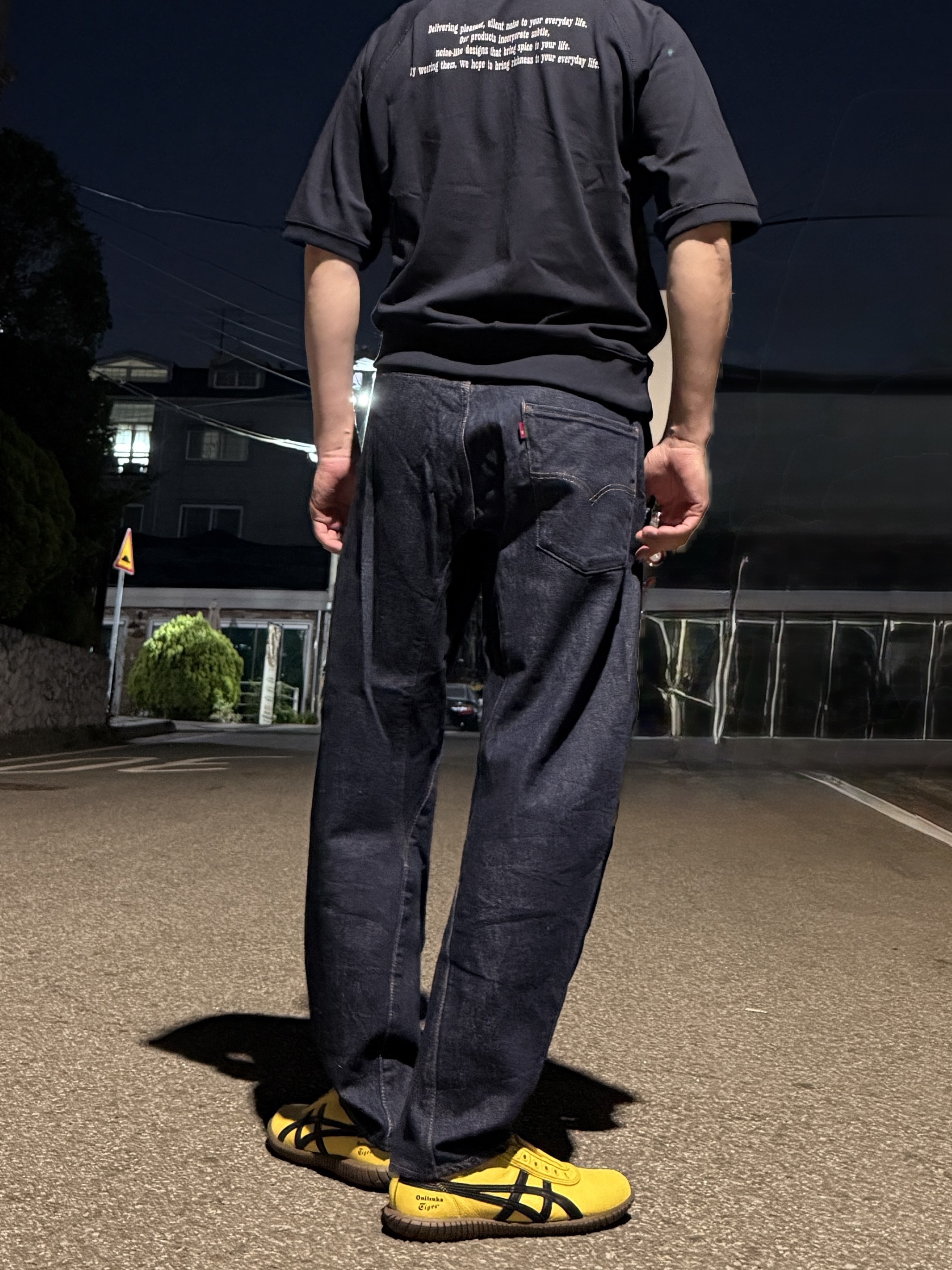 Levi's 1954's 501 Original Fit Jeans Dark Indigo, Onitsuka Tiger Tsunahiki Slip-On Sunflower Yellow Black 착용 스타일