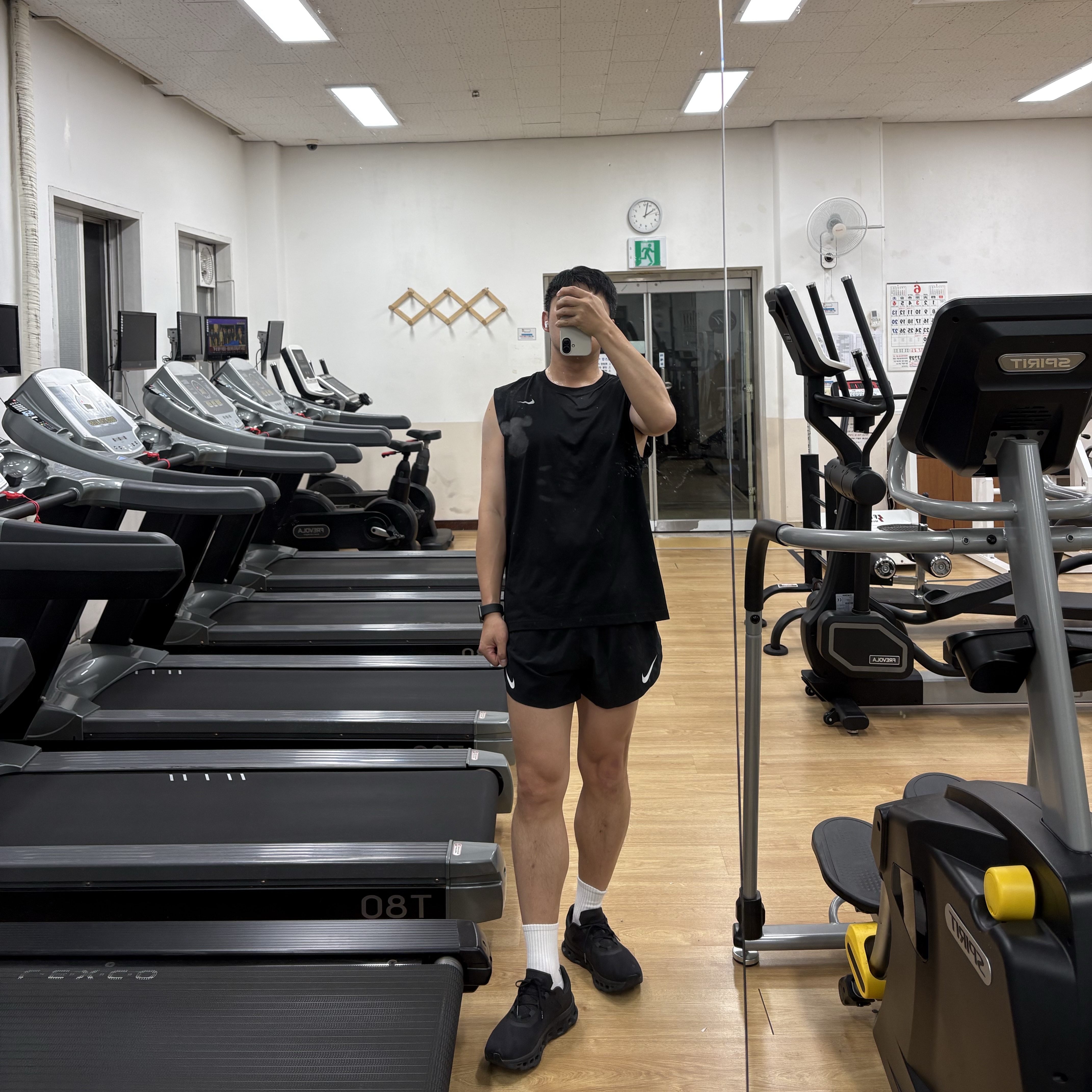 Nike Dri-Fit Legend Sleeveless Fitness T-Shirt Black - Asia, On Running Cloudmonster All Black 착용 스타일