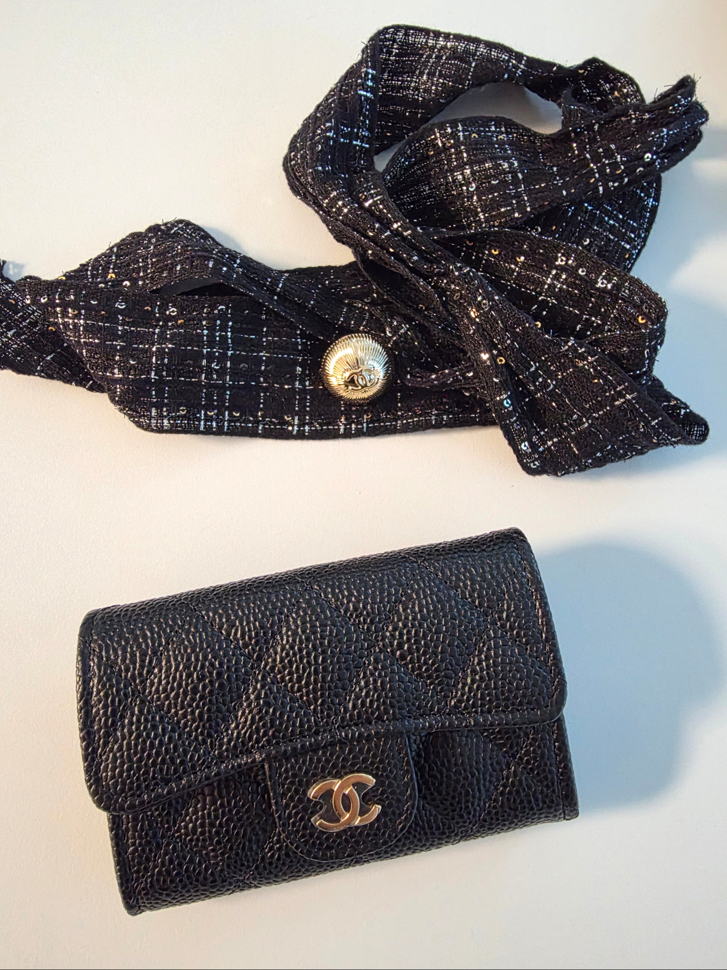 Chanel Classic Card Holder Grained Calfskin & Gold Black 착용 스타일 - 2