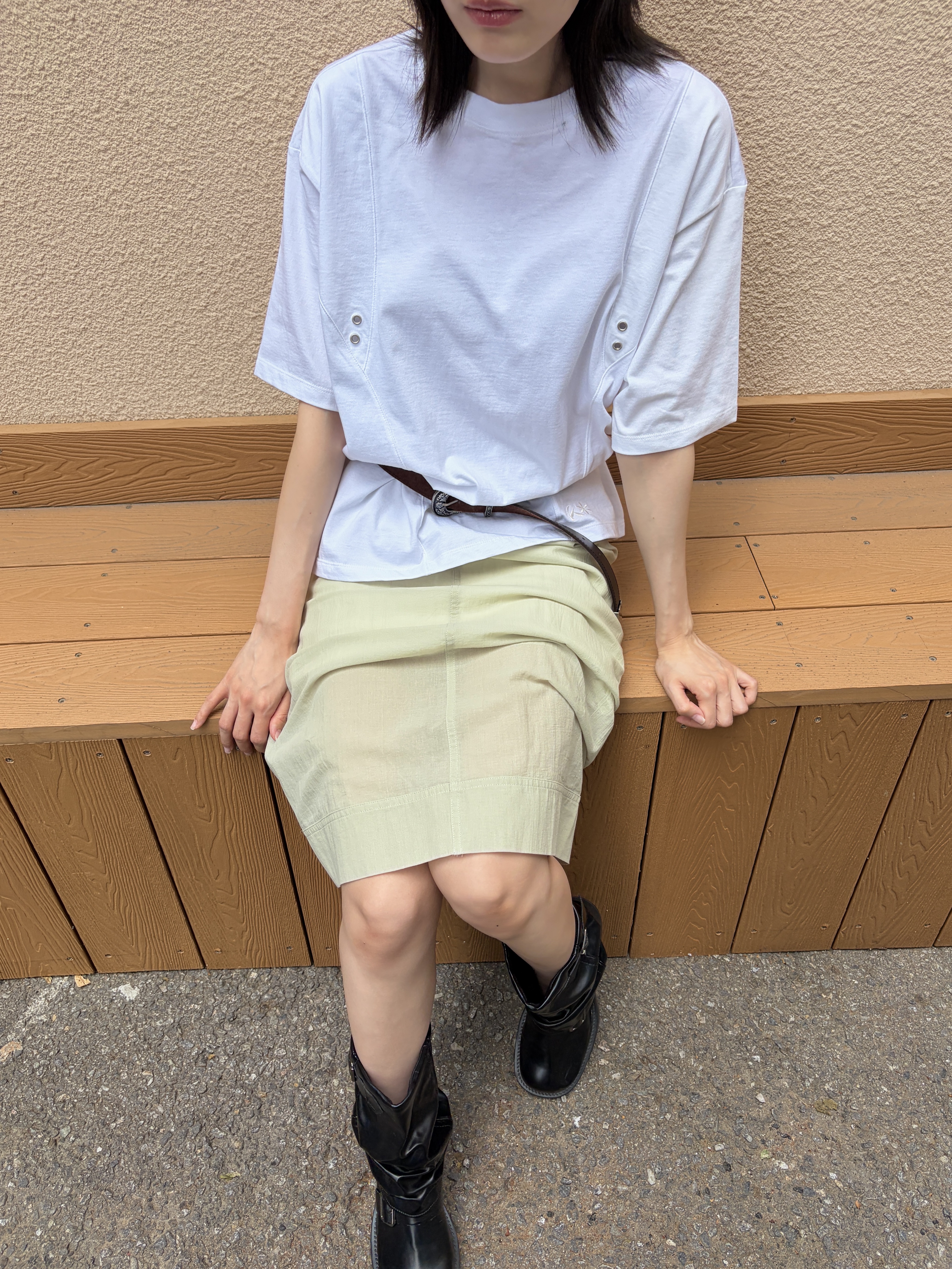 Riomeu Curved Incision Washed Short Sleeve T-shirt White 착용 스타일 - 1