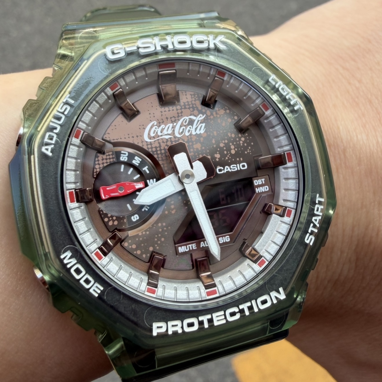 Casio G-Shock x Coca-Cola GA-2100CC-3A 착용 스타일 - 5