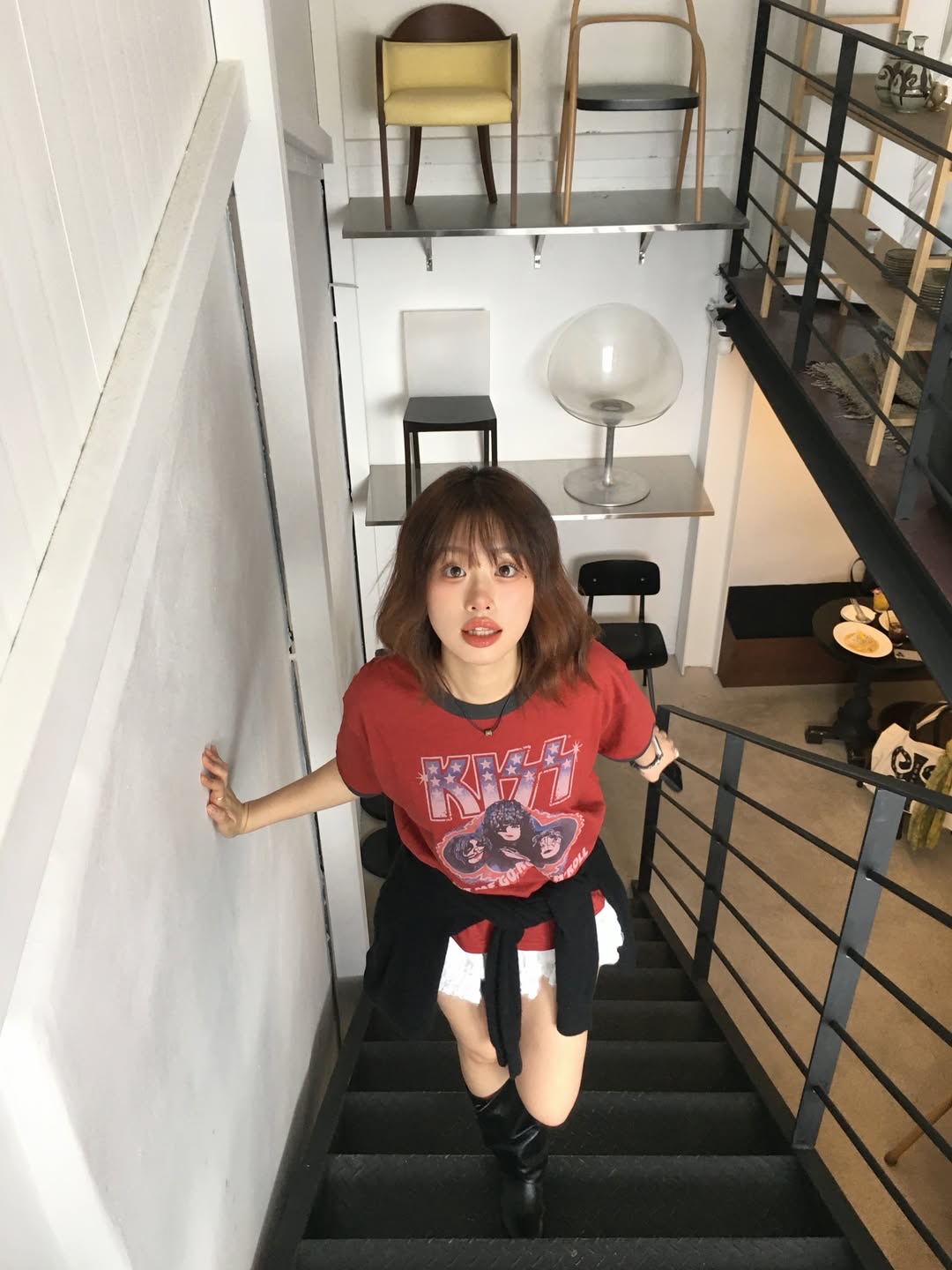 MAINBOOTH X KISS USA Logo T-shirt Red 착용 스타일 - 5