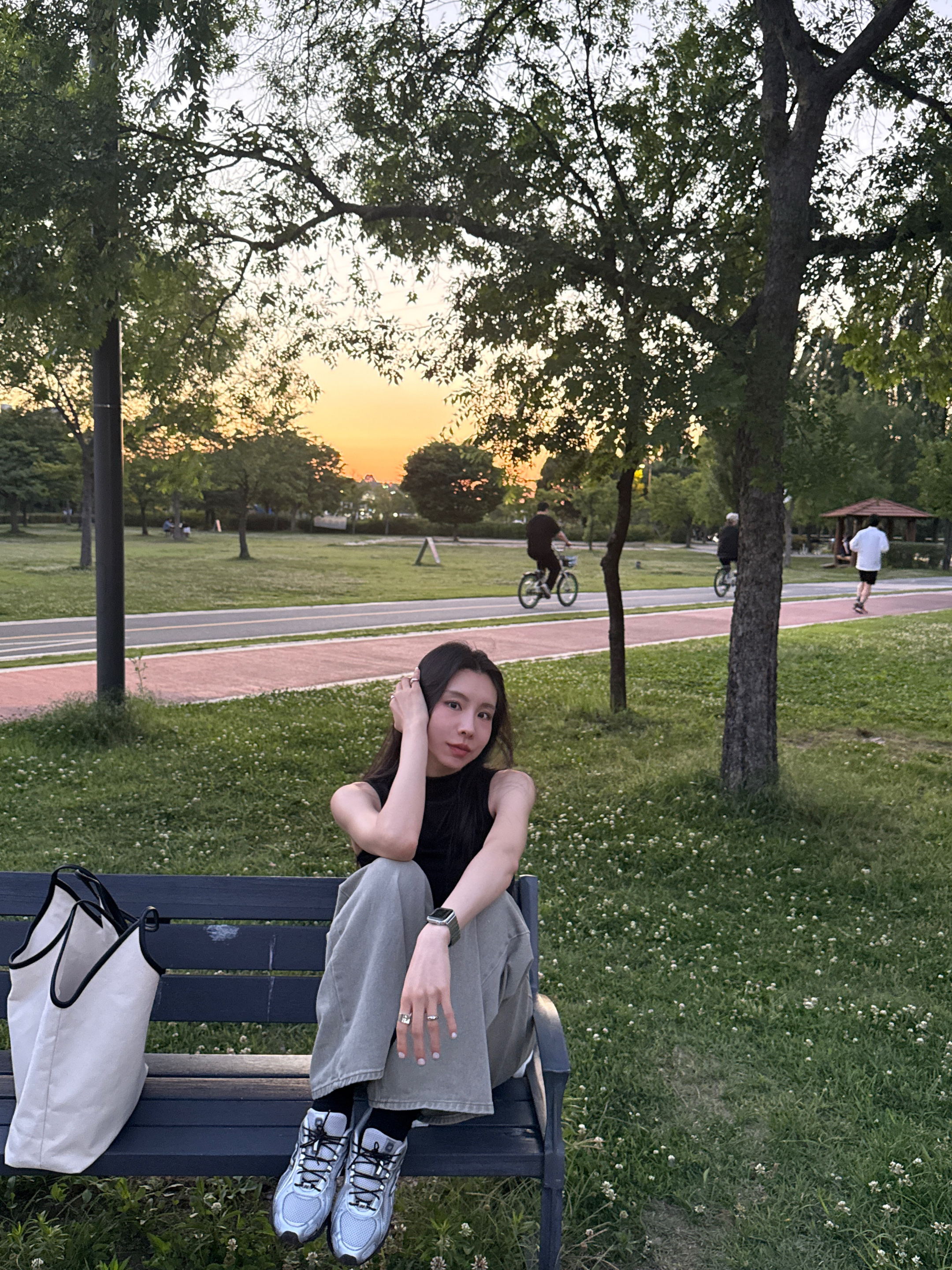 Alex Zono I Dig Running Trucker Hat OG Brown, Apple Watch SE 2024 40mm GPS Starlight Aluminium Case with Sport Band S/M Starlight (Korean Ver.) 착용 스타일 - 7