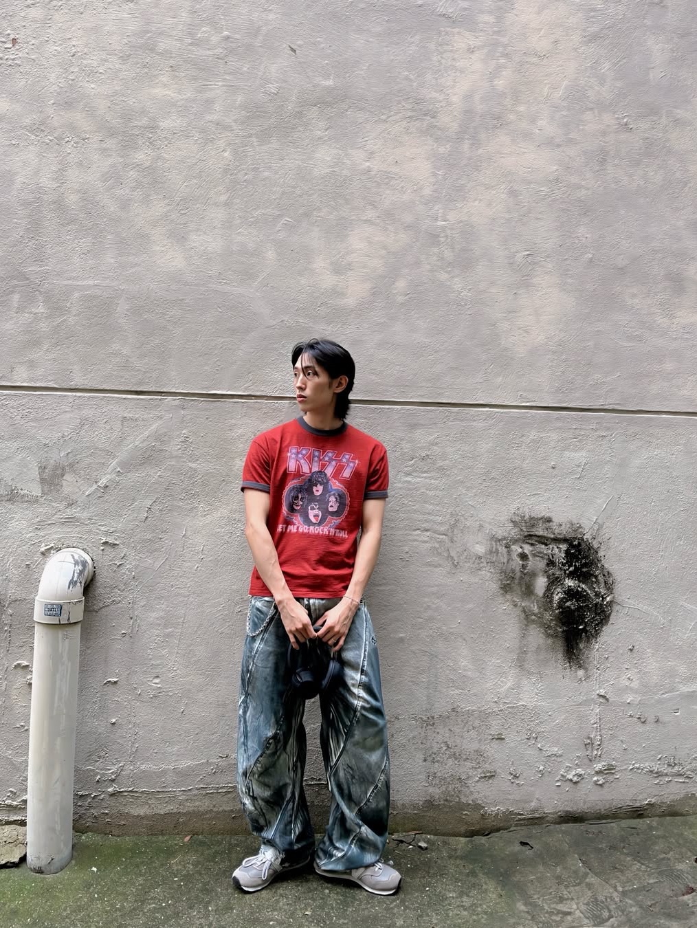 MAINBOOTH X KISS USA Logo T-shirt Red 착용 스타일 - 2