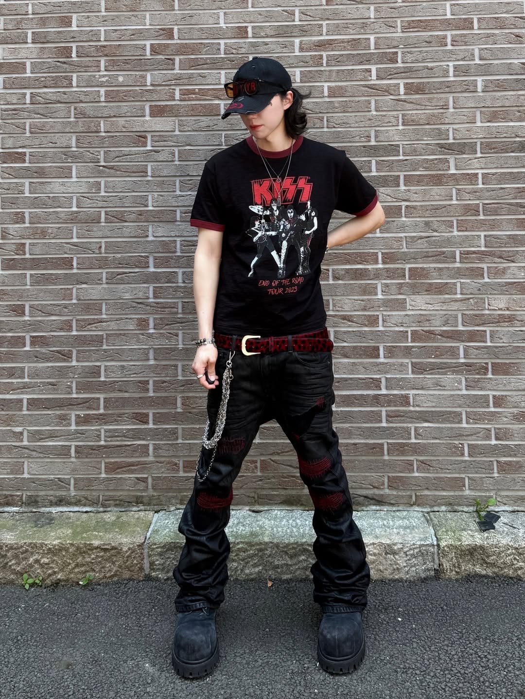 MAINBOOTH X KISS End of the Road T-shirt Black 착용 스타일 - 1