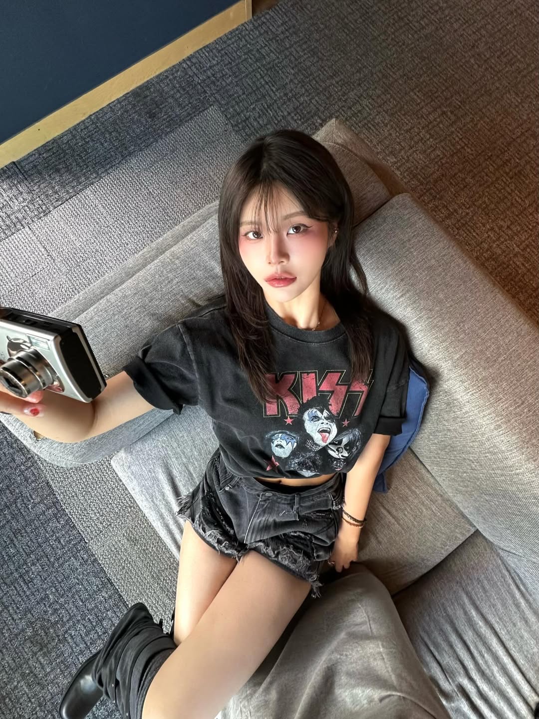 MAINBOOTH X KISS Shooting Star T-shirt Charcoal 착용 스타일 - 2