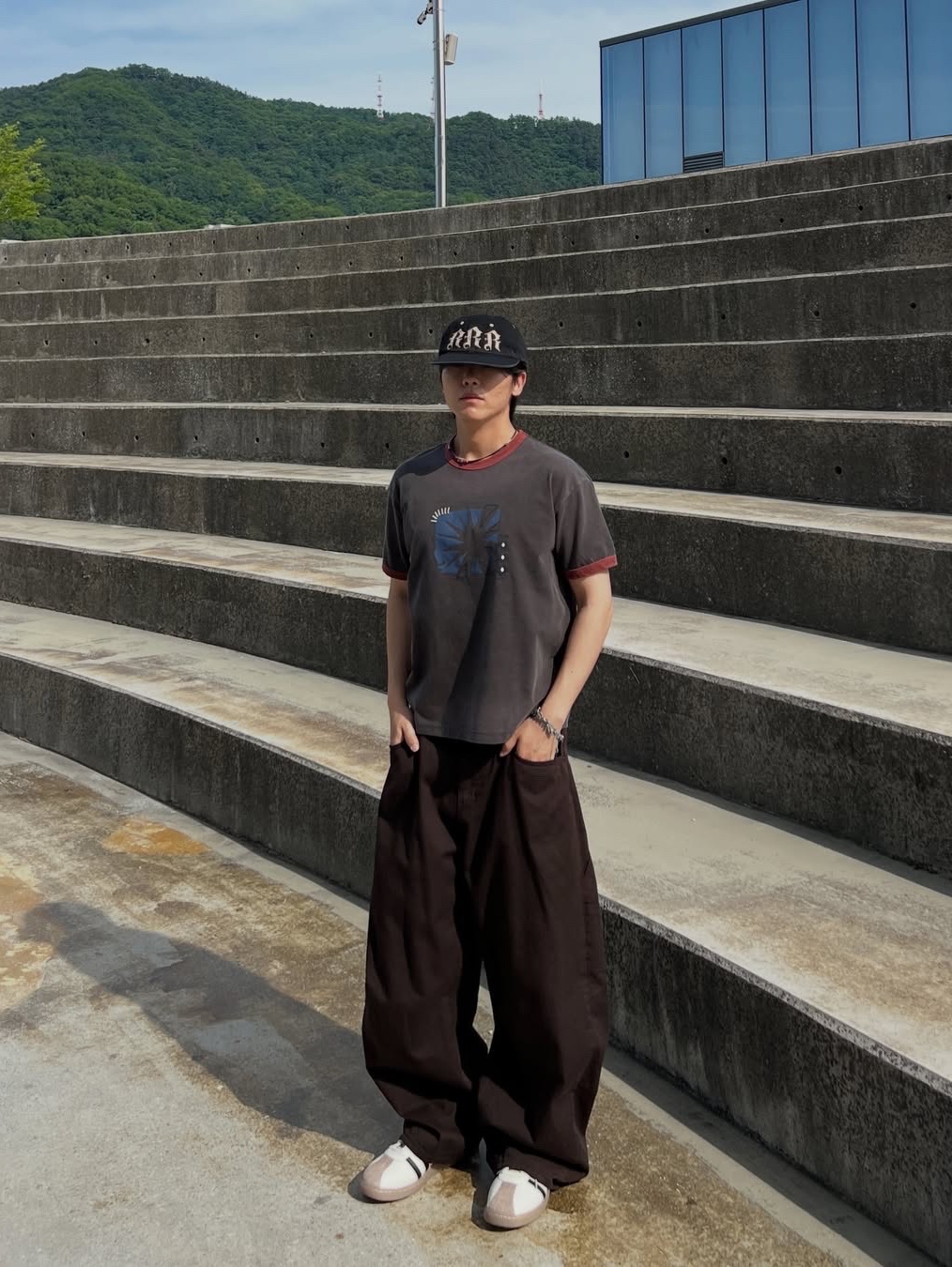 MAINBOOTH Sun Trace T-shirt Charcoal 착용 스타일 - 1