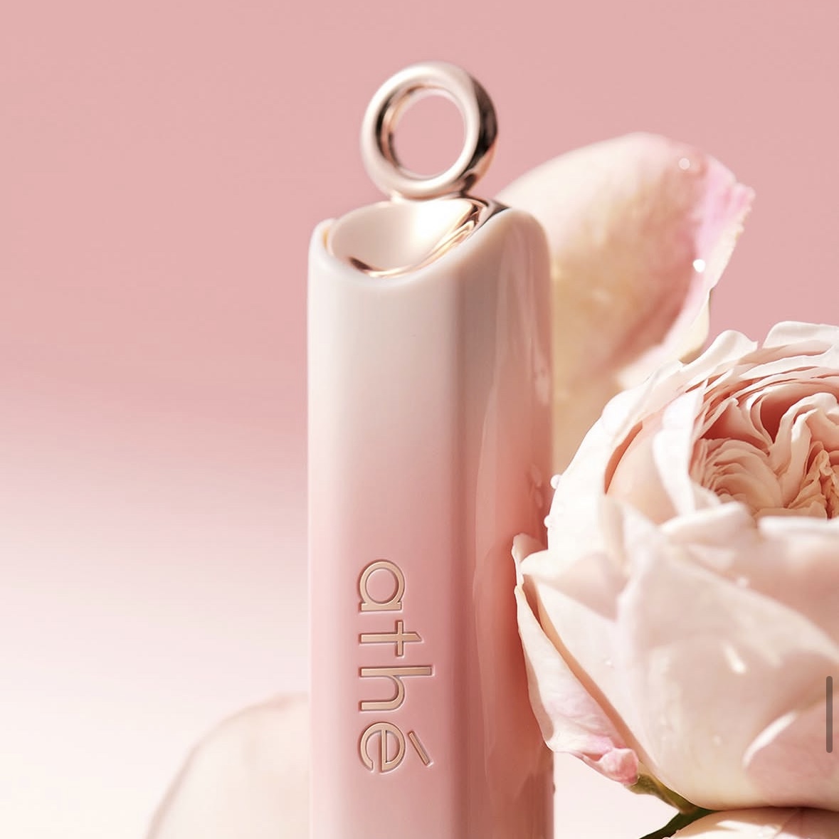 athe Authentic Lip Glowy Balm 착용 스타일