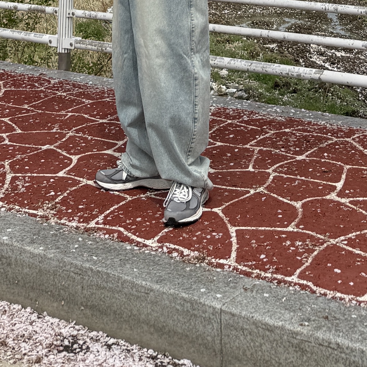 New Balance 2002R Premium Vintage Grey 착용 스타일