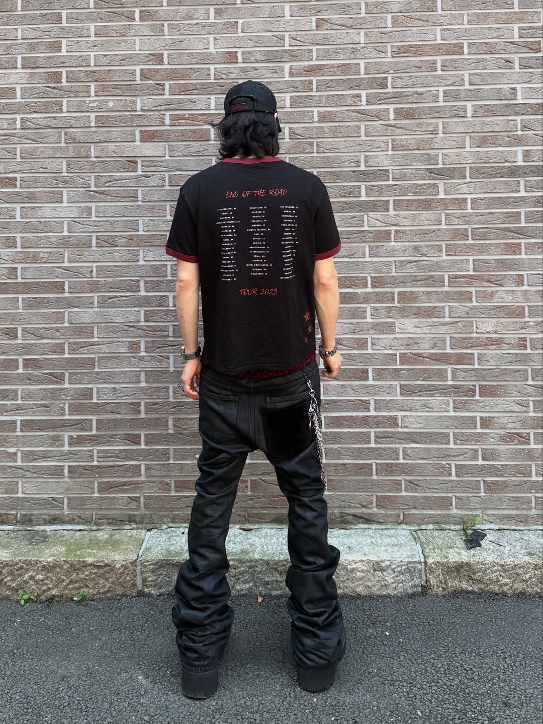 MAINBOOTH X KISS End of the Road T-shirt Black 착용 스타일 - 3
