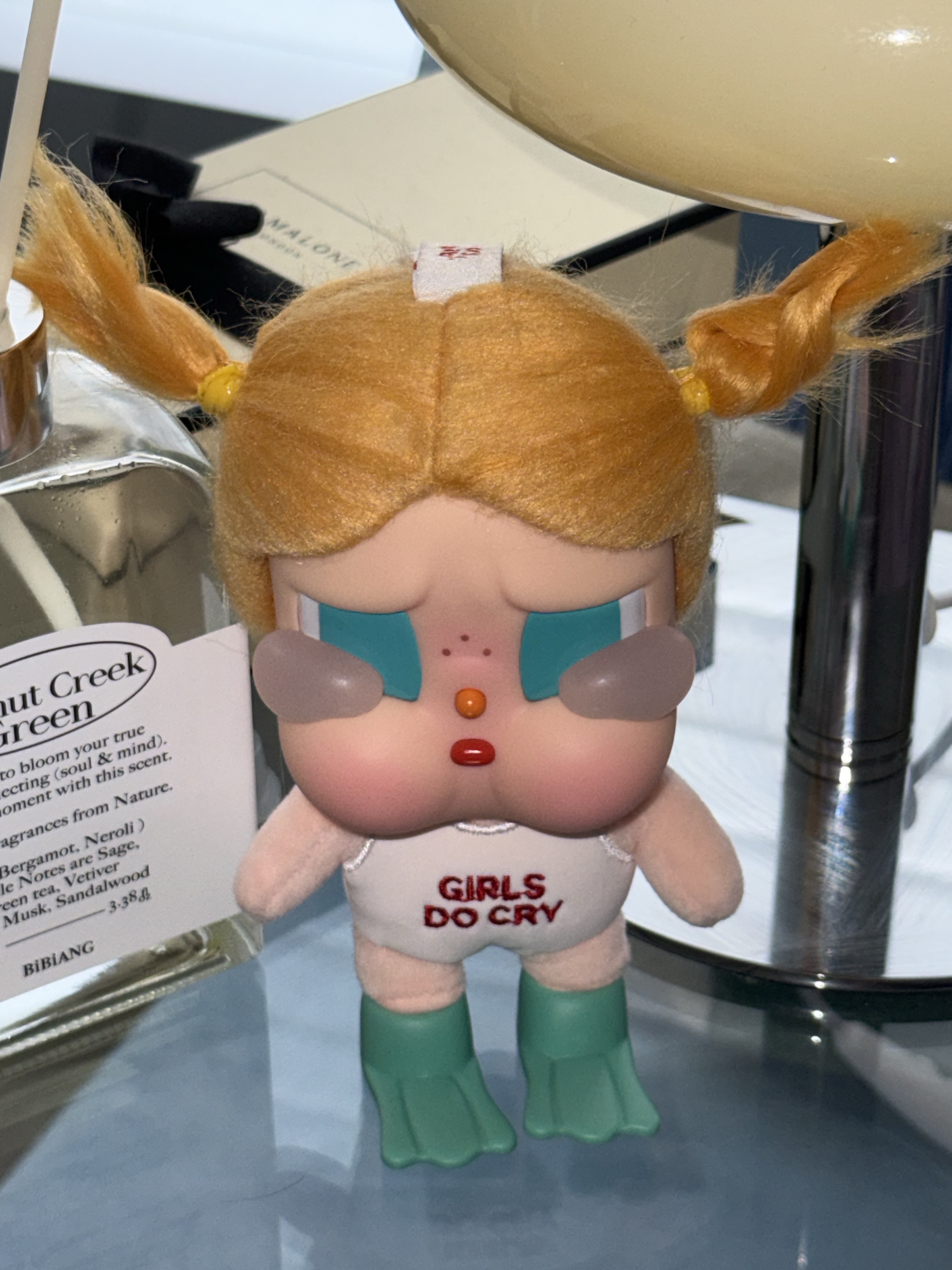 Pop Mart Crybaby Vacation Mode On Series Vinyl Plush Pendant Glug-Glug (Opened Case) 착용 스타일 - 2