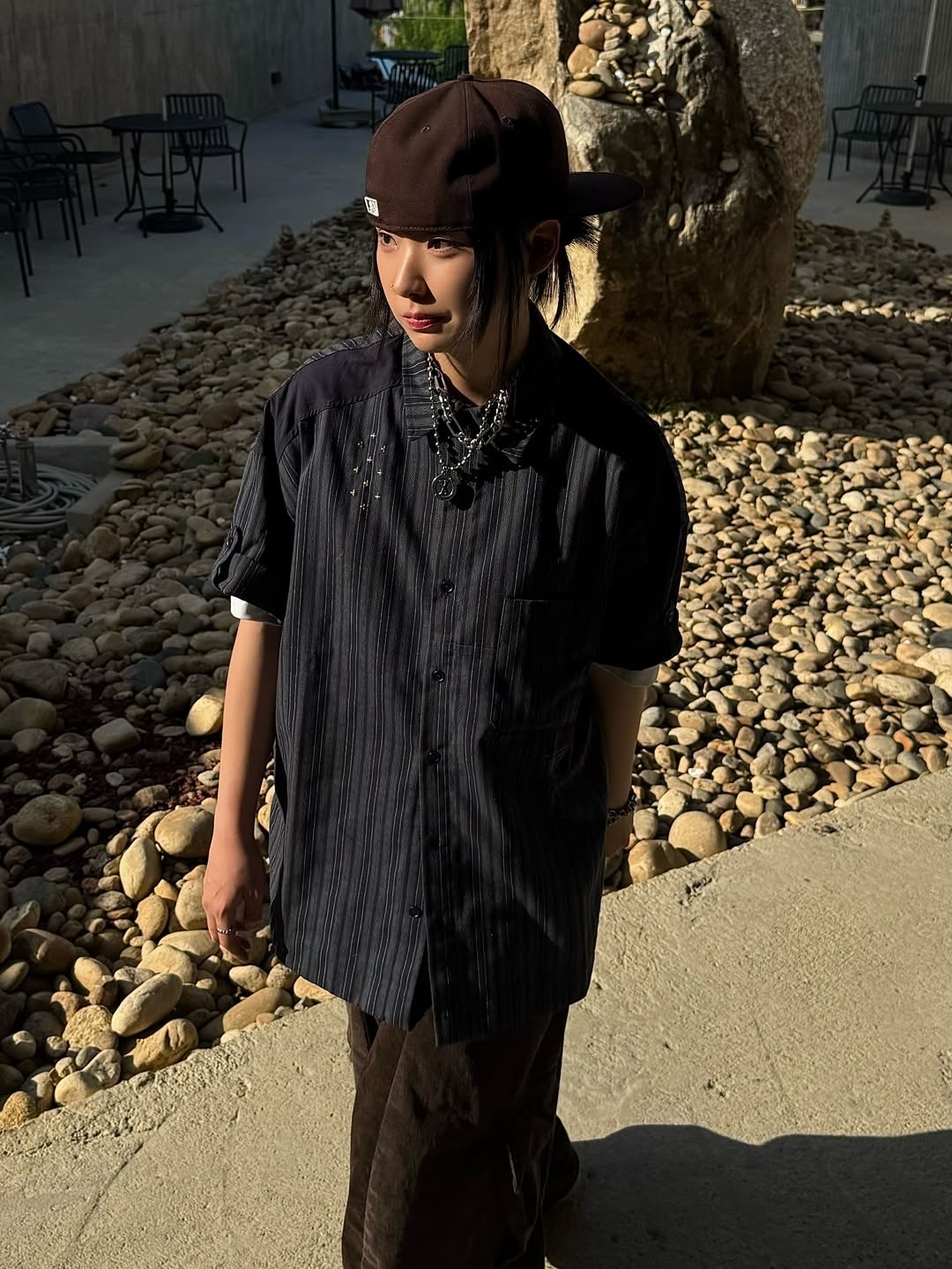 MAINBOOTH Patchwork Roll-up Shirt Navy 착용 스타일 - 1
