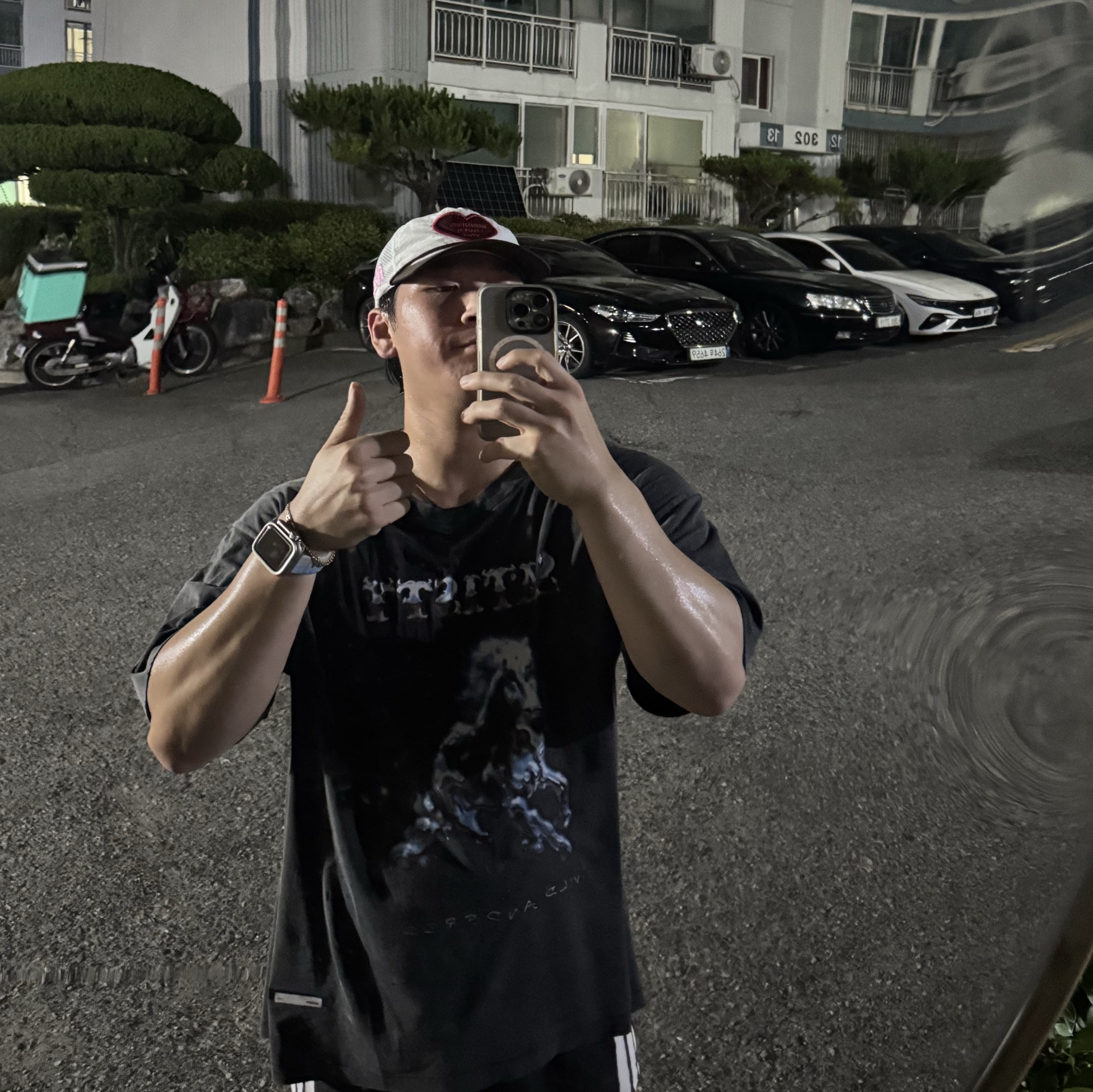 Satisfy Mothtech T‑Shirt Aged Black, Alex Zono Running Loves You Trucker White 착용 스타일
