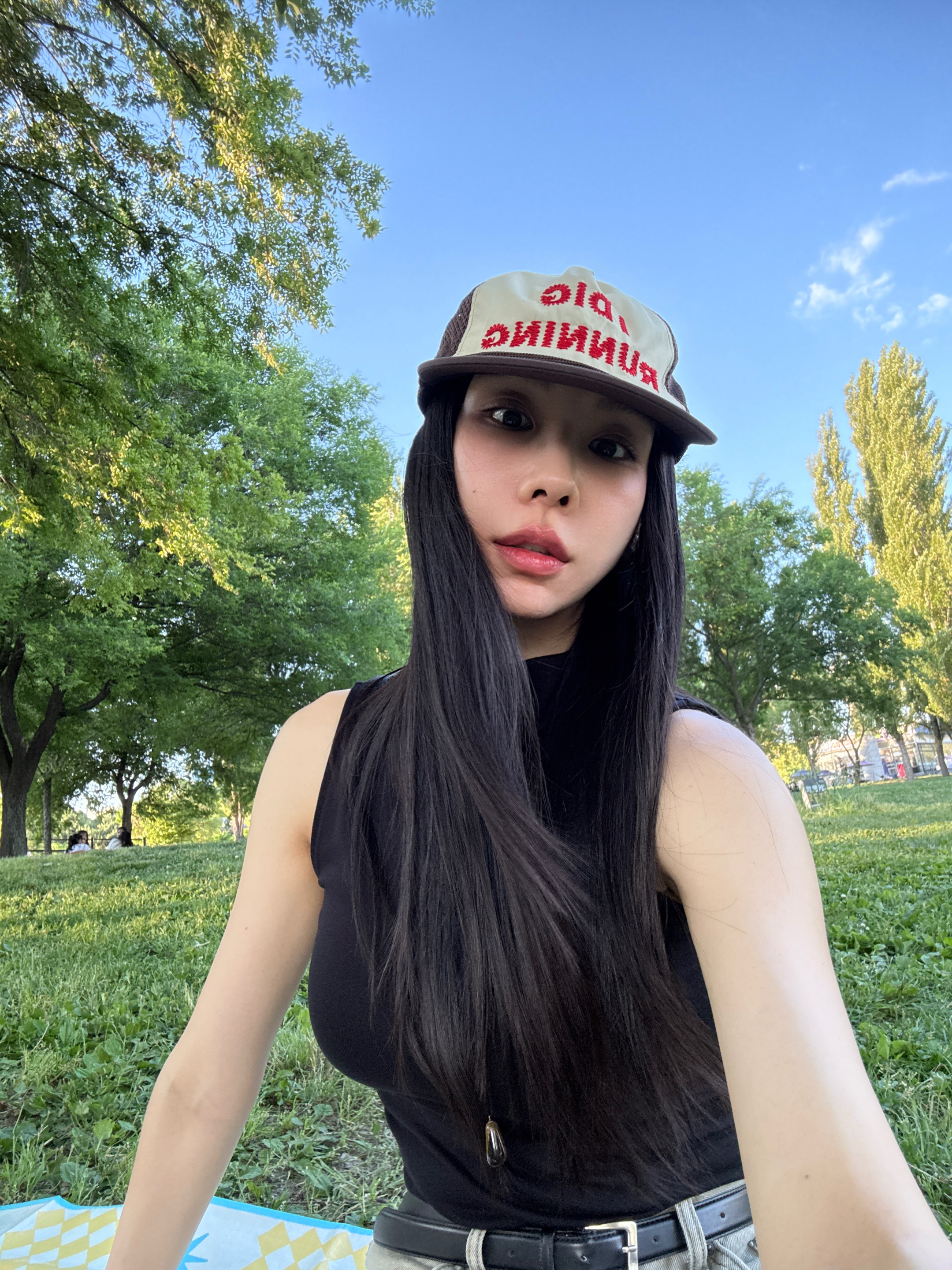 Alex Zono I Dig Running Trucker Hat OG Brown, Apple Watch SE 2024 40mm GPS Starlight Aluminium Case with Sport Band S/M Starlight (Korean Ver.) 착용 스타일 - 1
