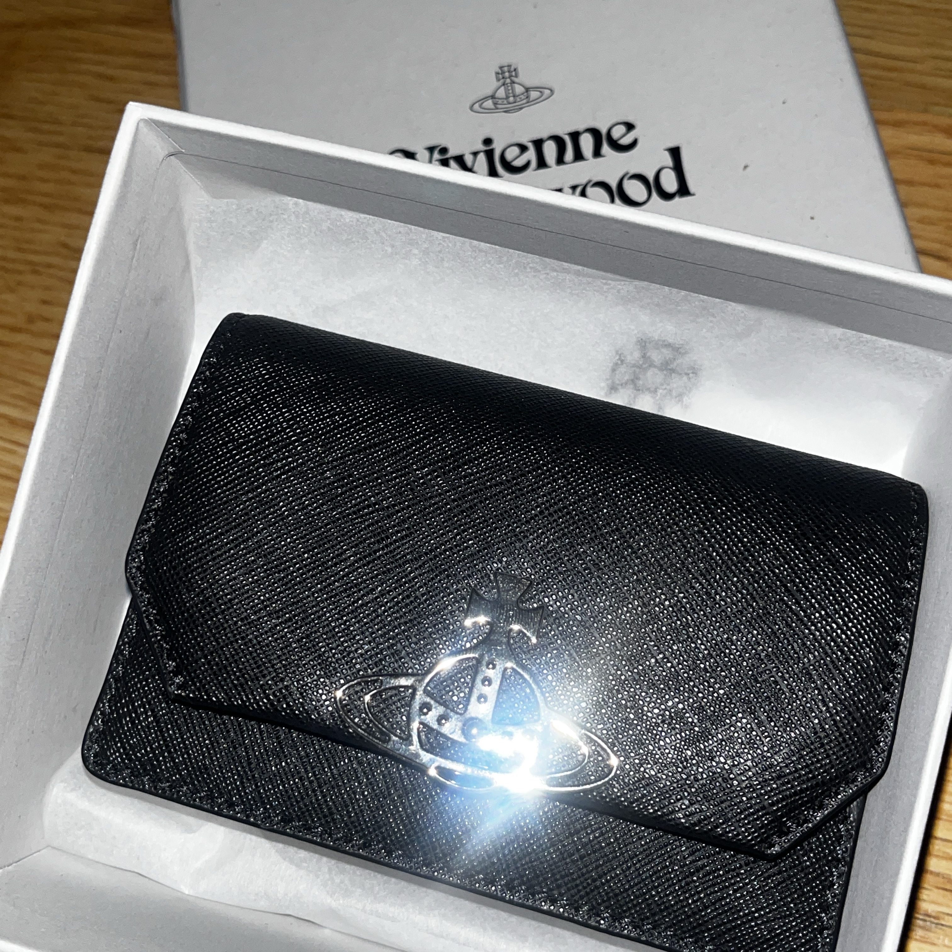 Vivienne Westwood Saffiano Cow Leather Card Holder Black 착용 스타일