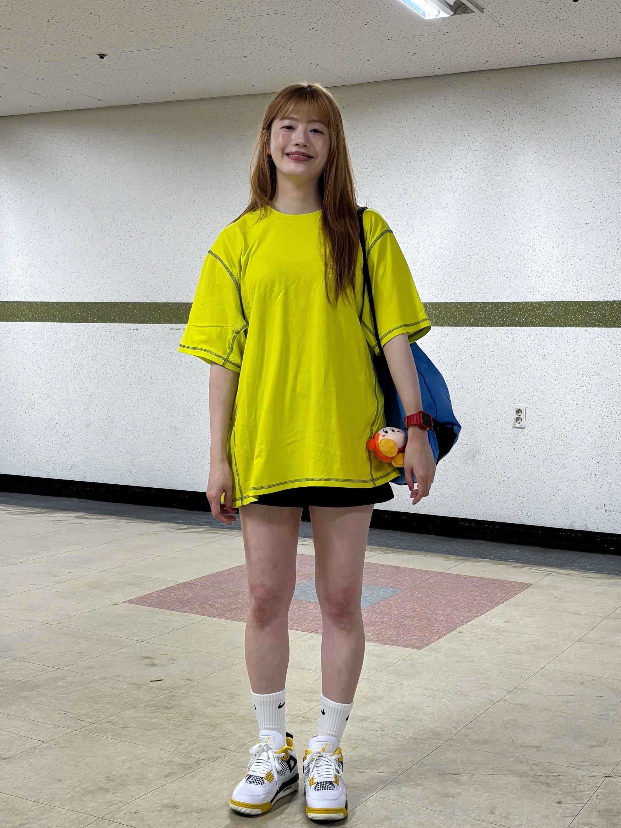 Stussy x Mountain Hardwear T-Shirt Flashlight, (W) Jordan 4 Retro Vivid Sulfur 착용 스타일 - 9