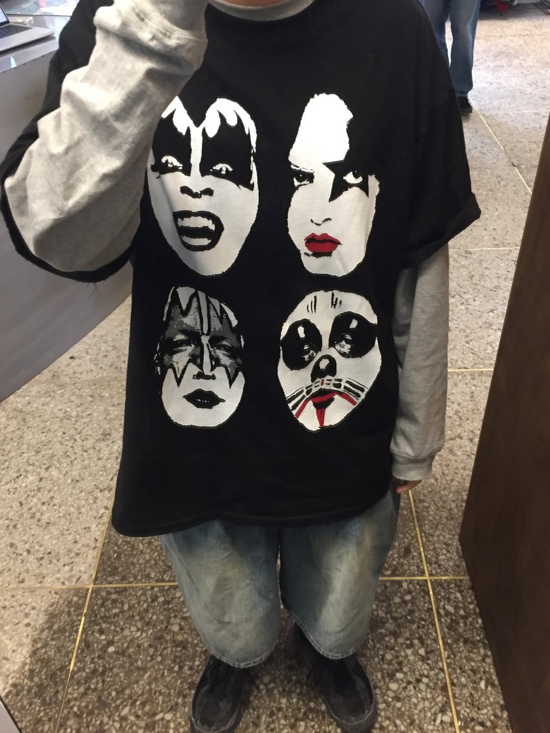 MAINBOOTH X KISS Four Faces Oversized T-shirt Black 착용 스타일 - 3