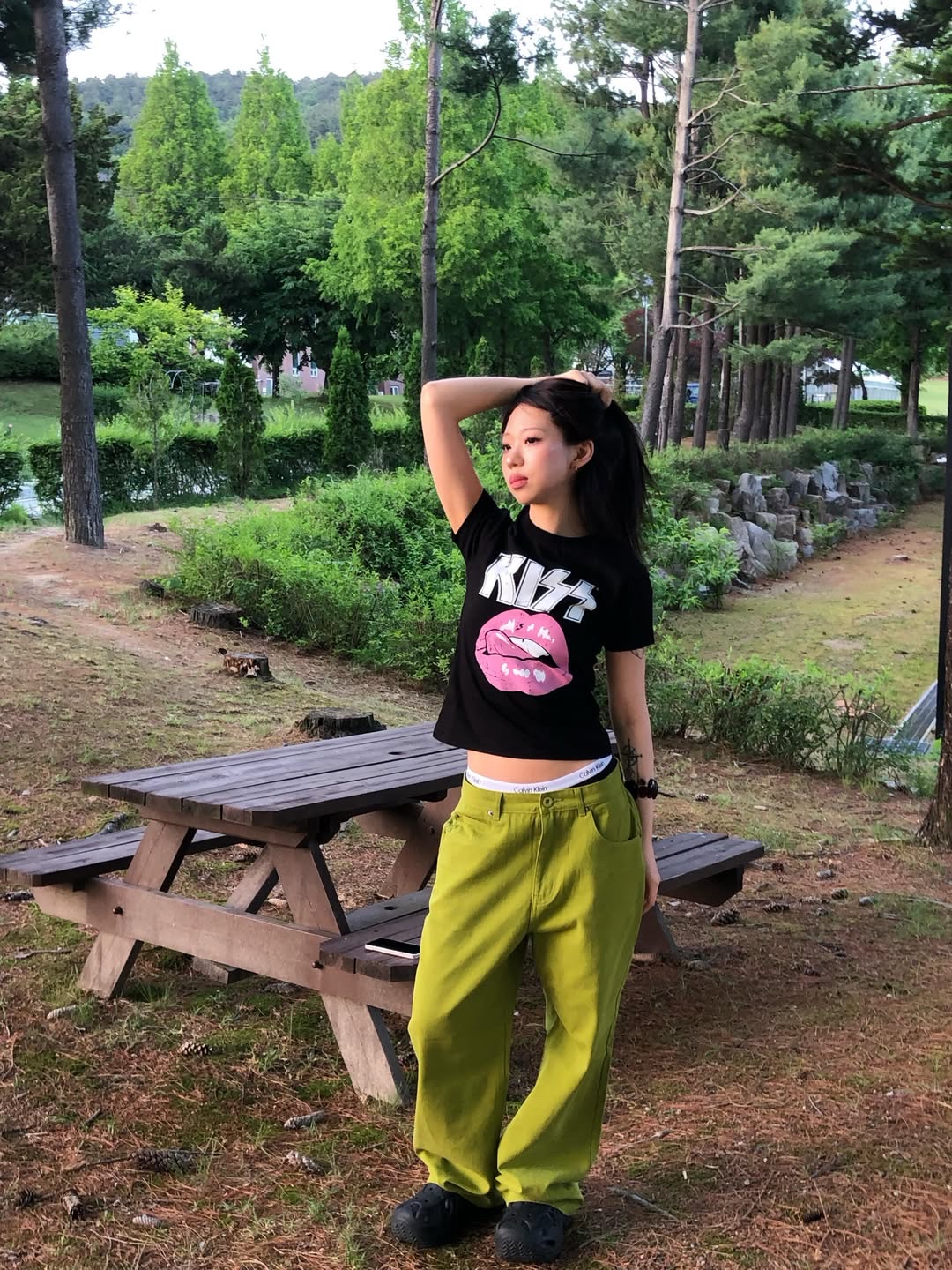 MAINBOOTH X KISS Woman Vintage Lip T-shirt Black 착용 스타일 - 1