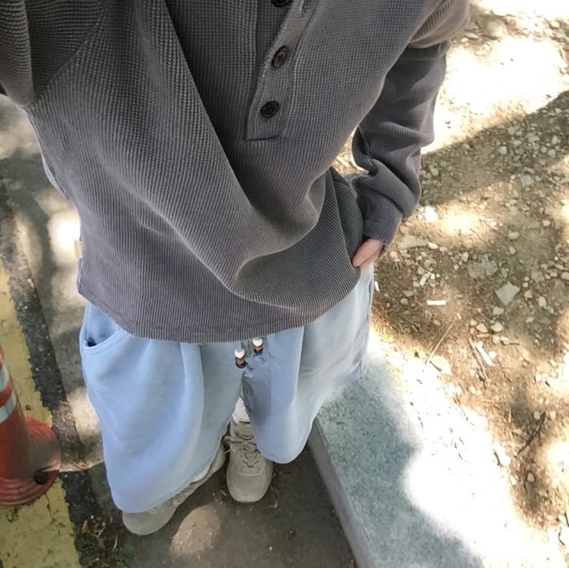 MAINBOOTH Haze Sweat Shorts Ash Blue 착용 스타일 - 4